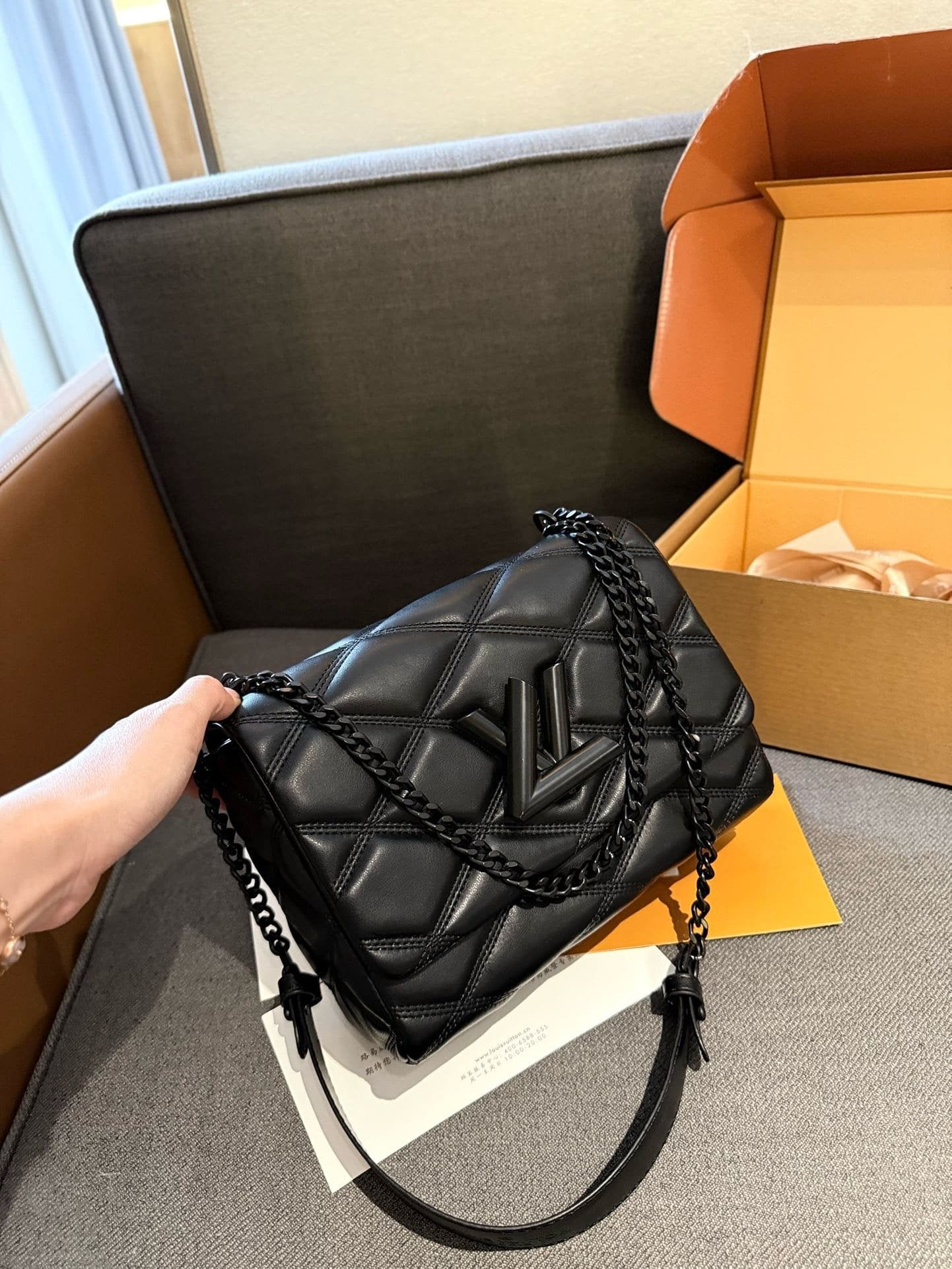 Louis Vuitton M11374 GO-14 Medium Gloves