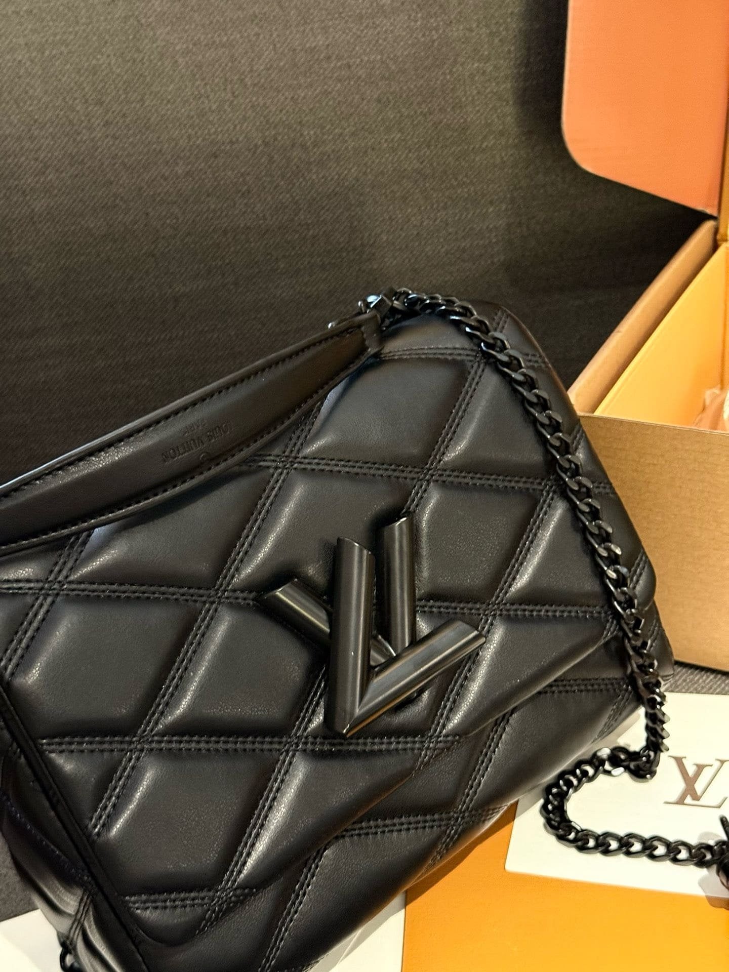 Louis Vuitton M11374 GO-14 Medium Gloves