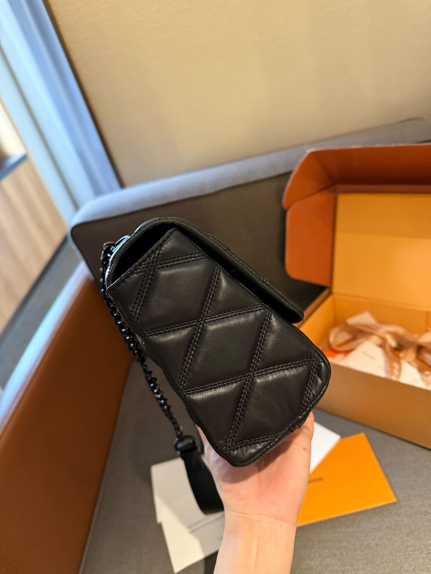 Louis Vuitton M11374 GO-14 Medium Gloves