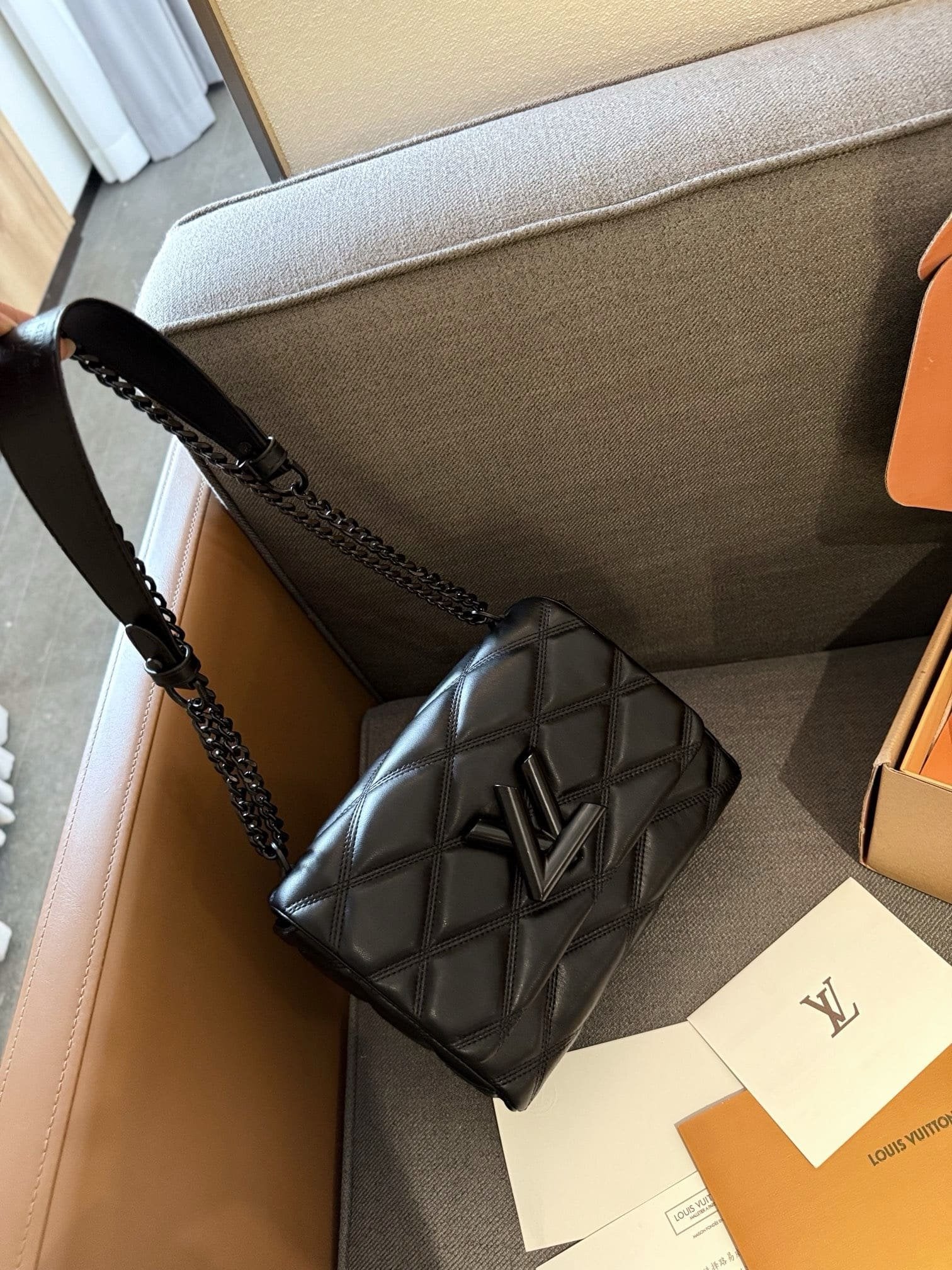 Louis Vuitton M11374 GO-14 Medium Gloves