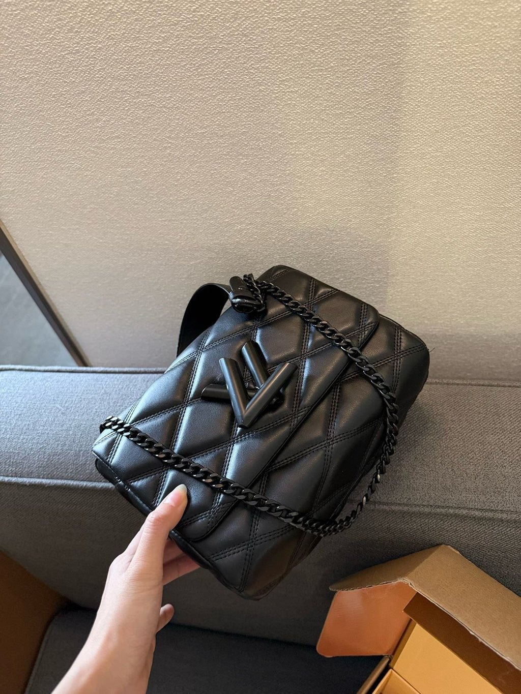 Louis Vuitton M11374 GO-14 Medium Gloves