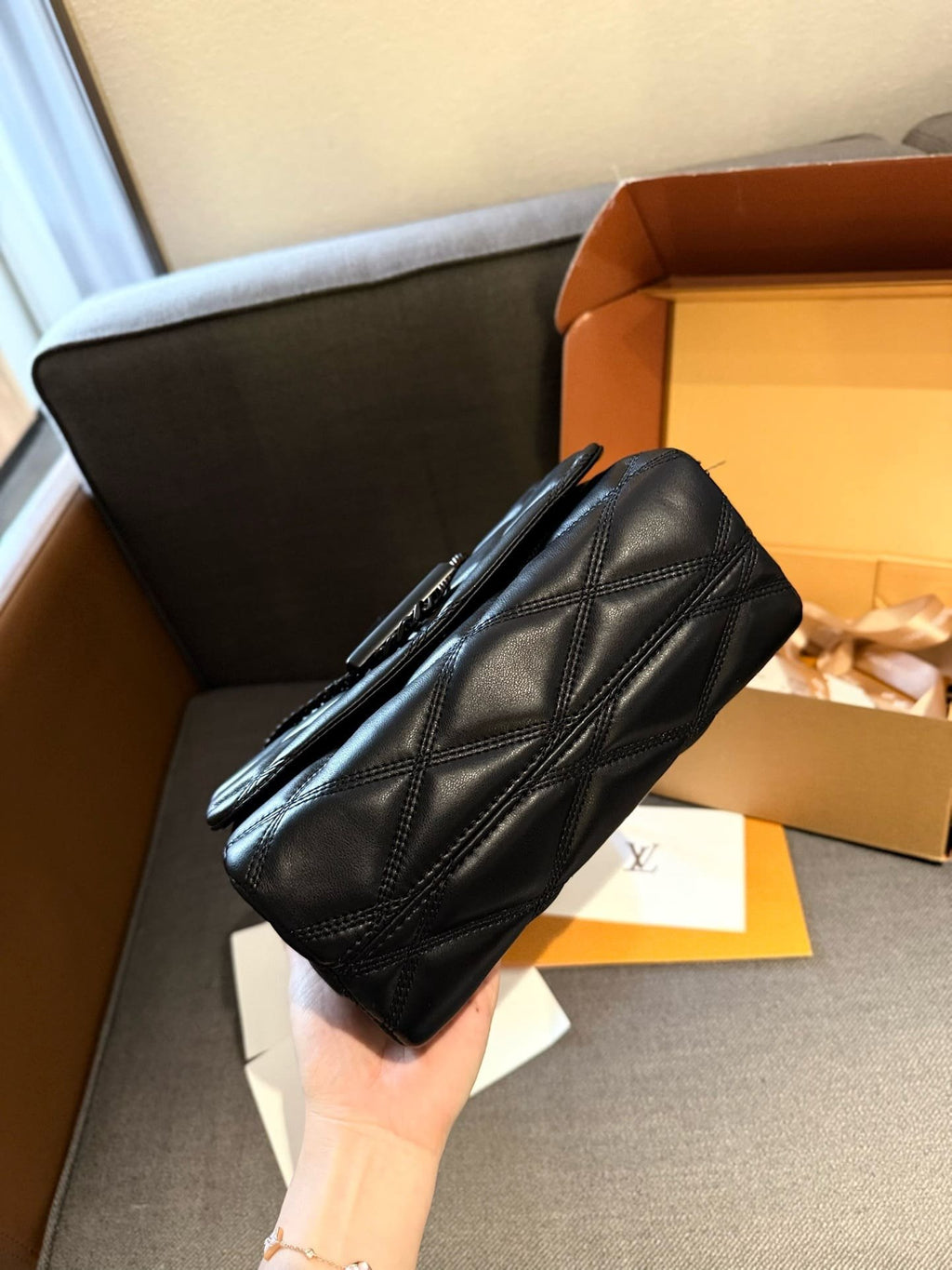 Louis Vuitton M11374 GO-14 Medium Gloves