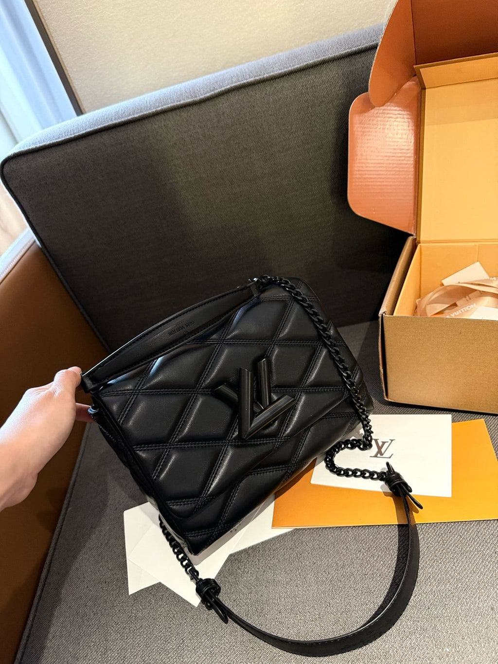 Louis Vuitton M11374 GO-14 Medium Gloves