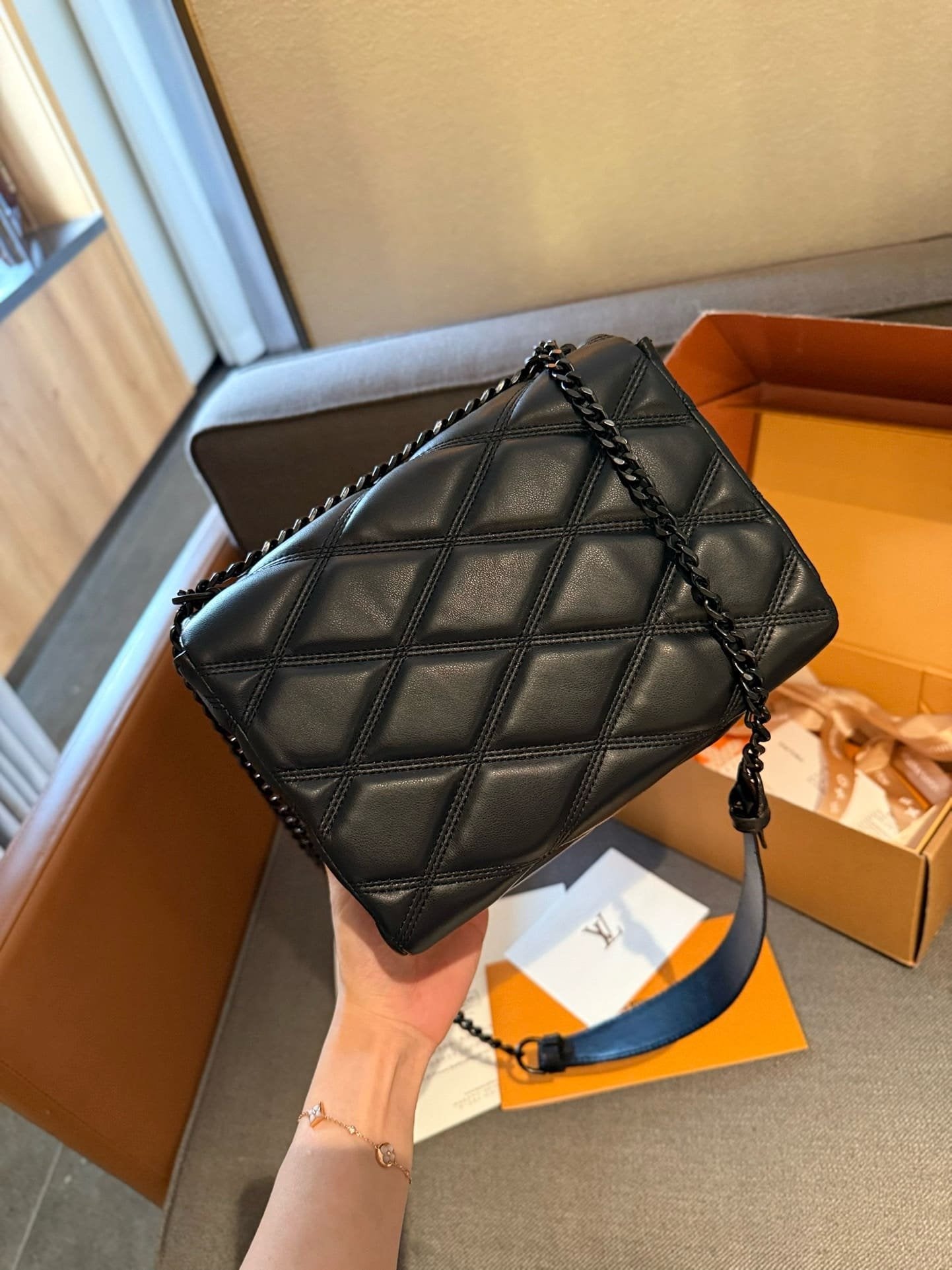 Louis Vuitton M11374 GO-14 Medium Gloves
