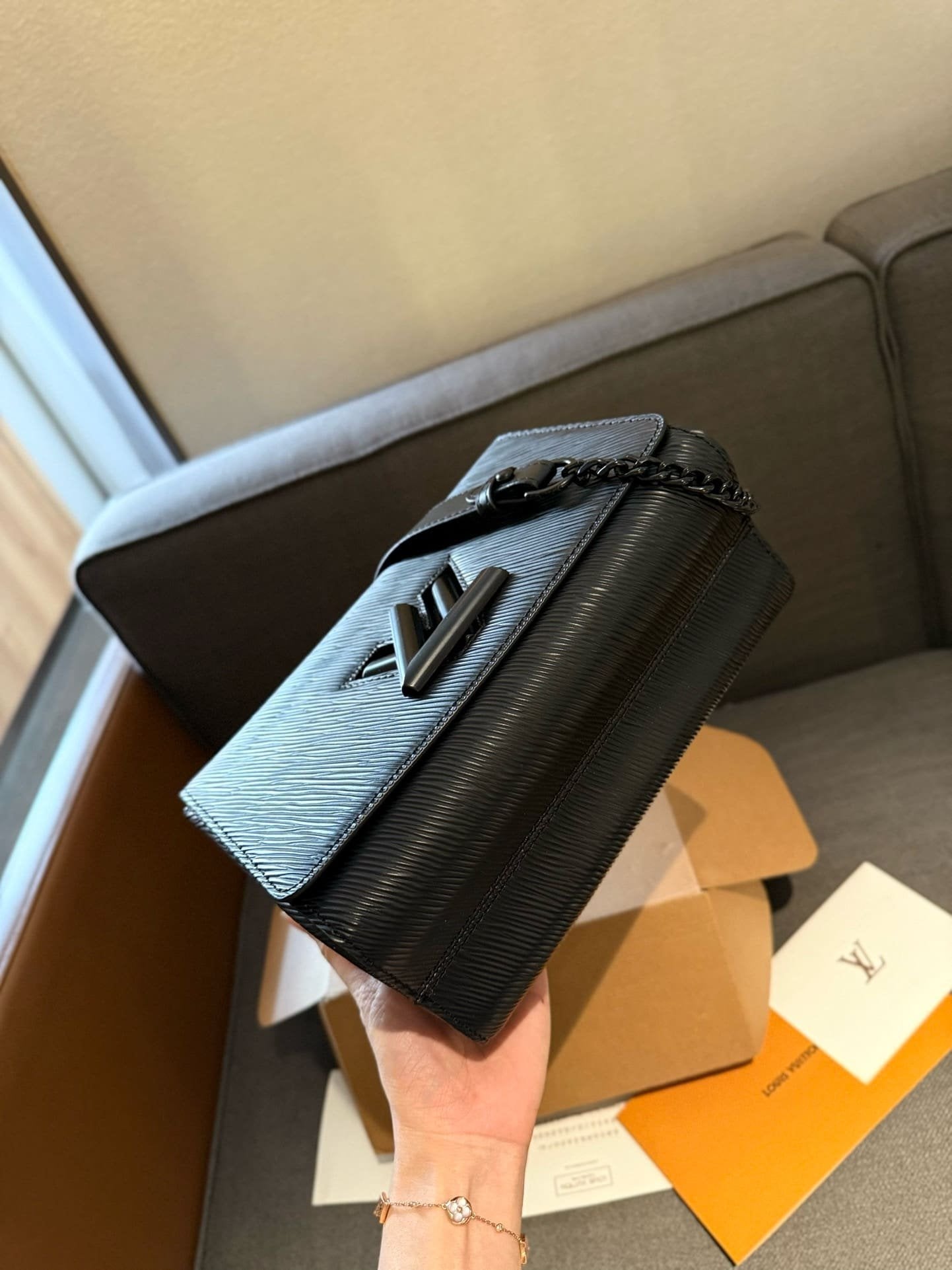 Louis Vuitton M25325 Twist MM