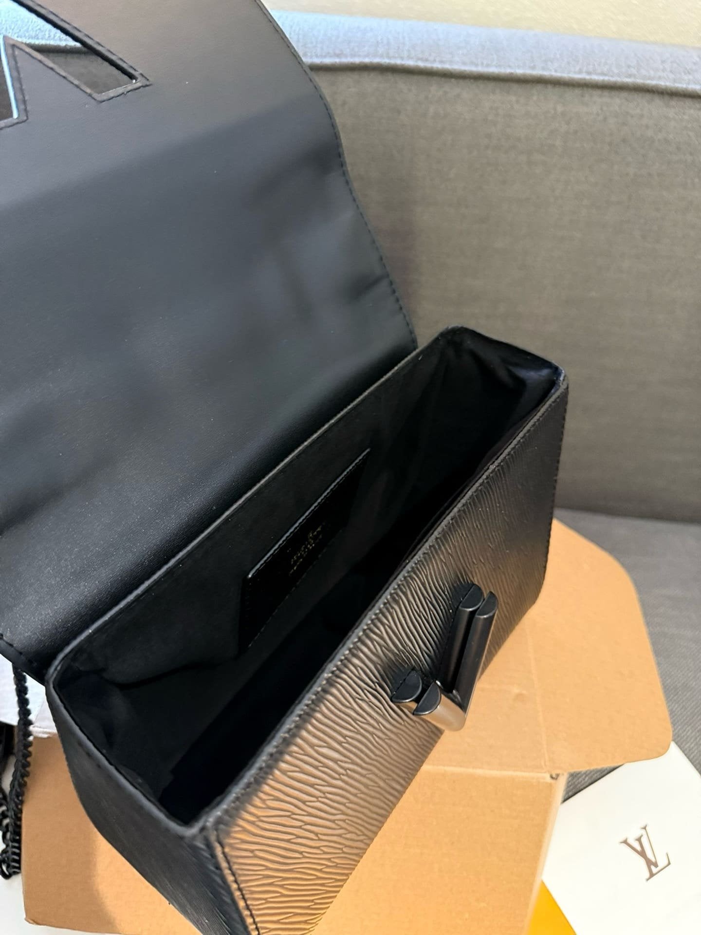 Louis Vuitton M25325 Twist MM