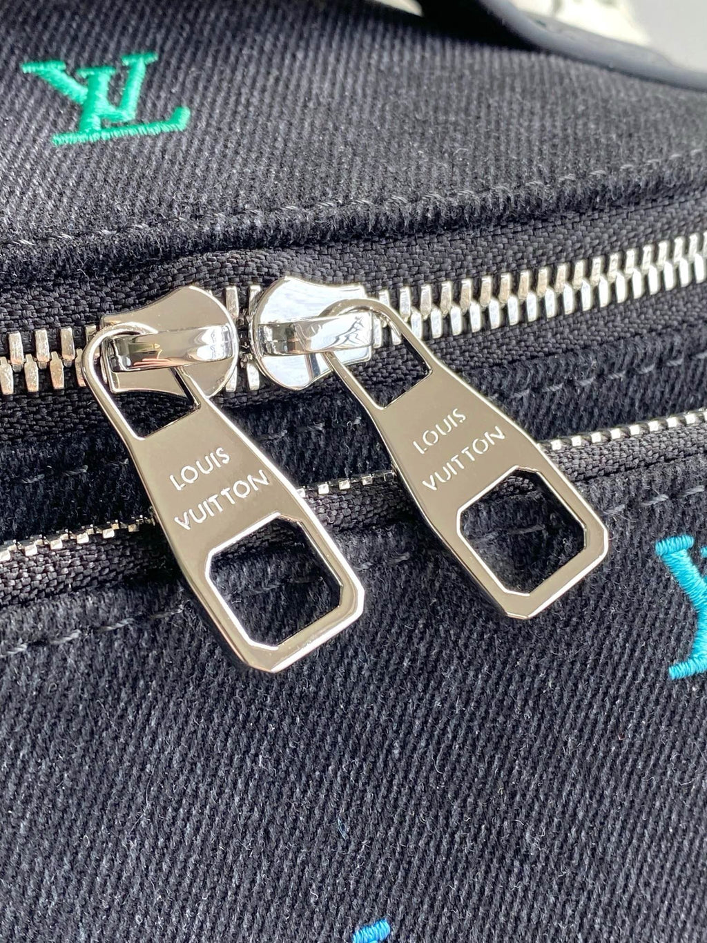 Louis Vuitton M13961 Rush Bumbag