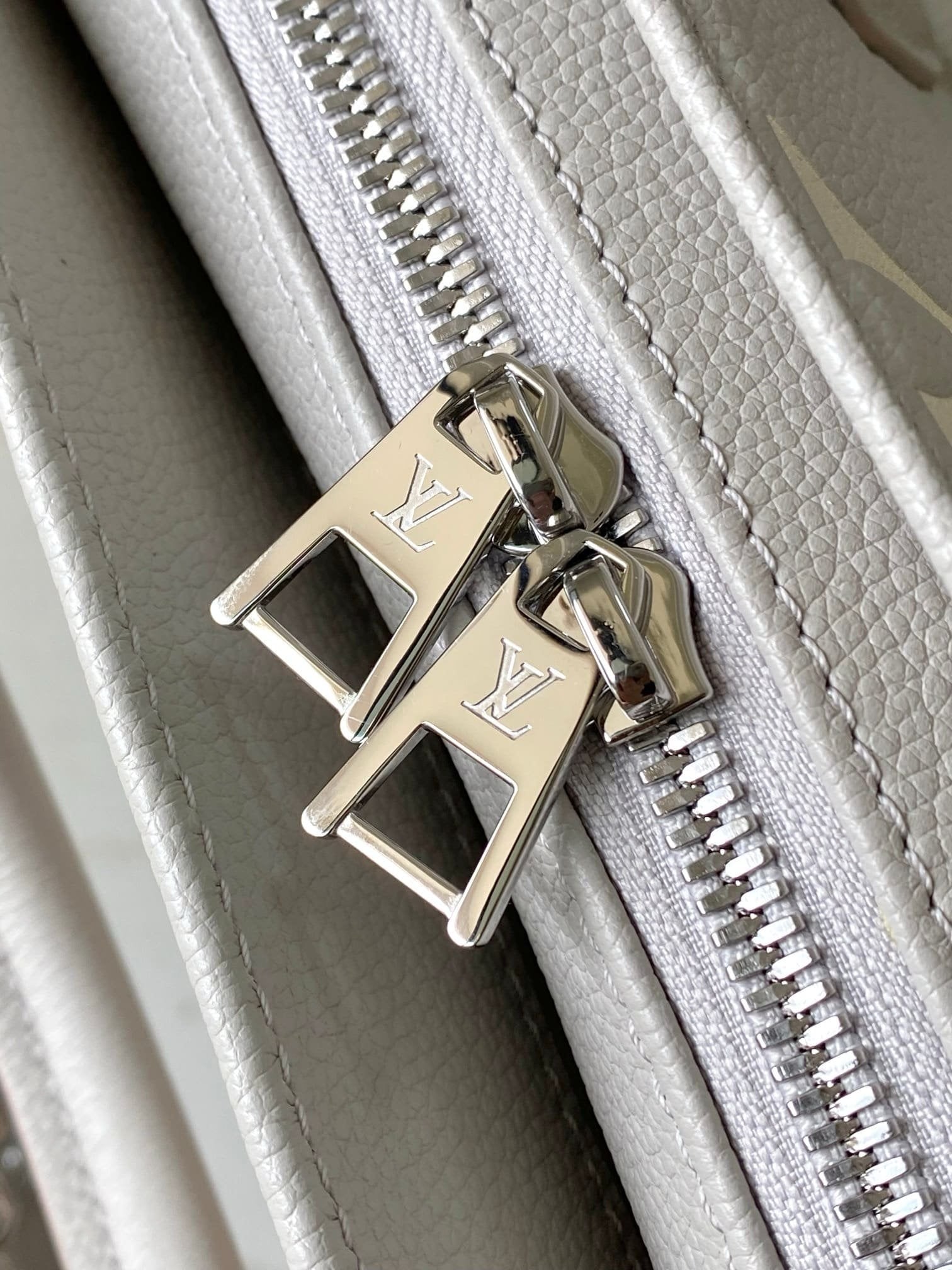 Louis Vuitton M14213 OnTheGo East West