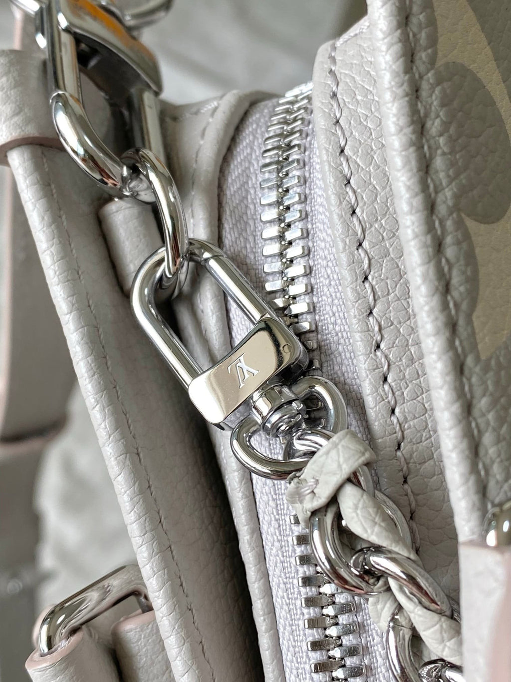 Louis Vuitton M14213 OnTheGo East West