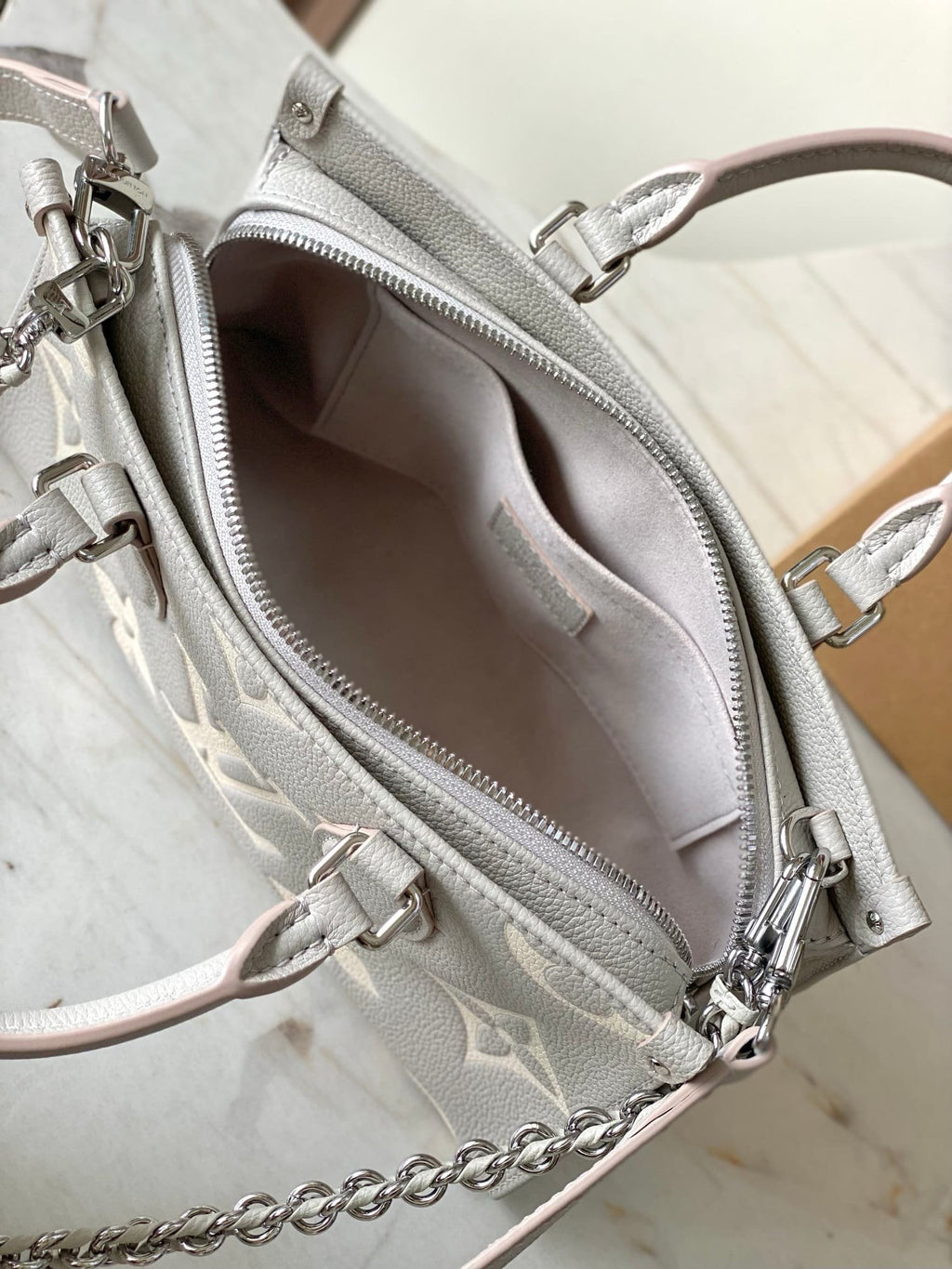 Louis Vuitton M14213 OnTheGo East West