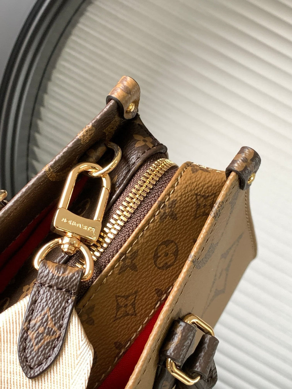 Louis Vuitton M46653 OnTheGo East West