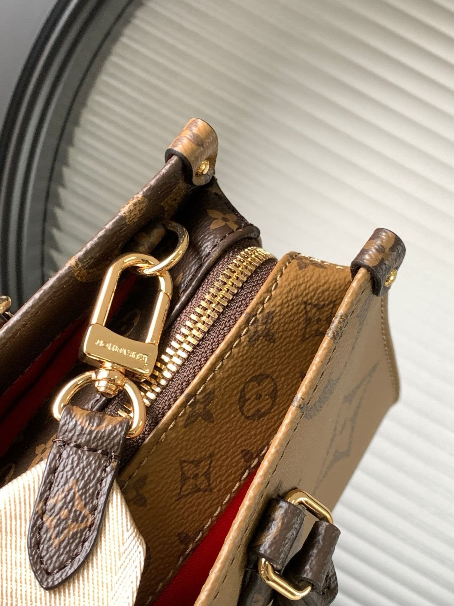 Louis Vuitton M46653 OnTheGo East West