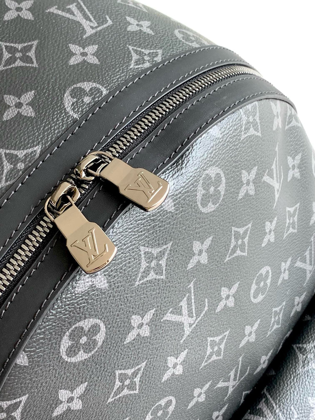 Louis Vuitton M22558 Discovery Backpack PM
