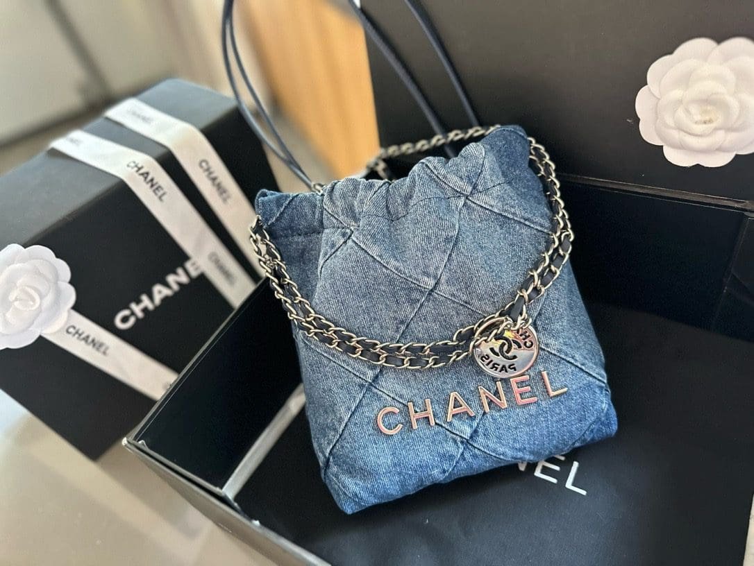 CHANEL 22 mini handbag