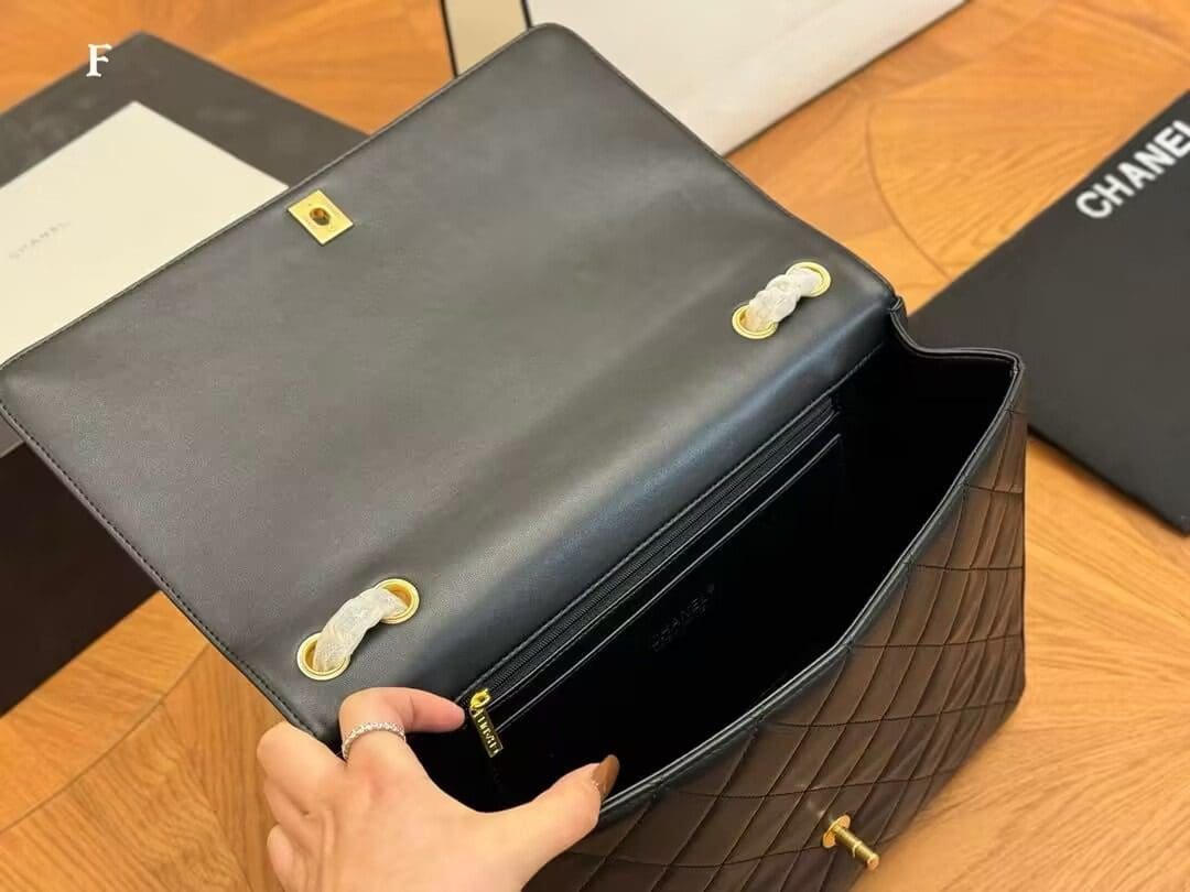 CHANEL 1992 shoulder bag with flap top