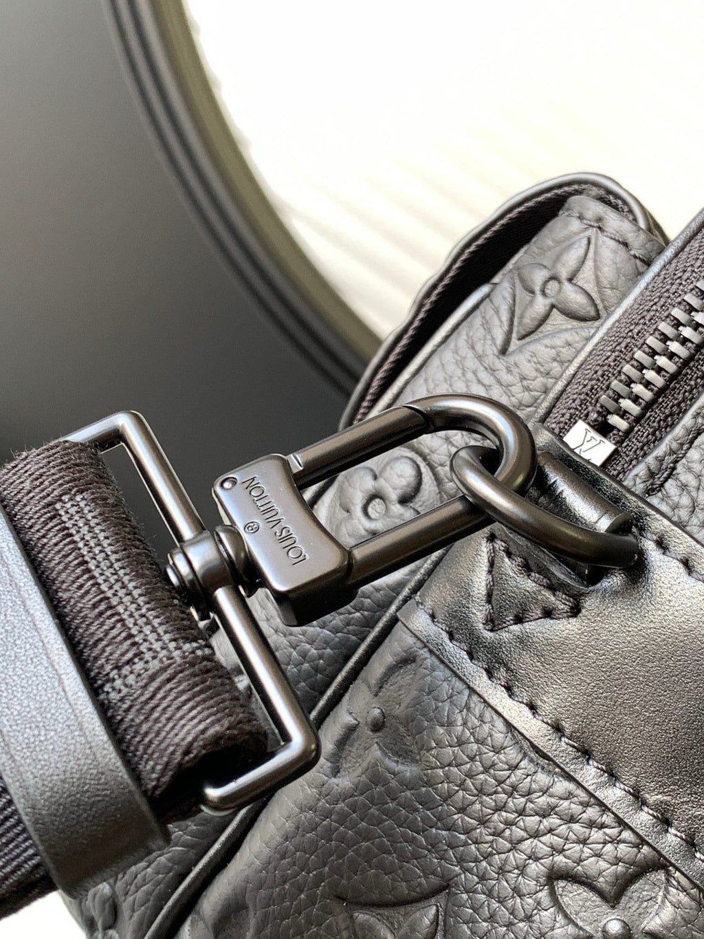 Louis Vuitton M58489 S Lock Messenger