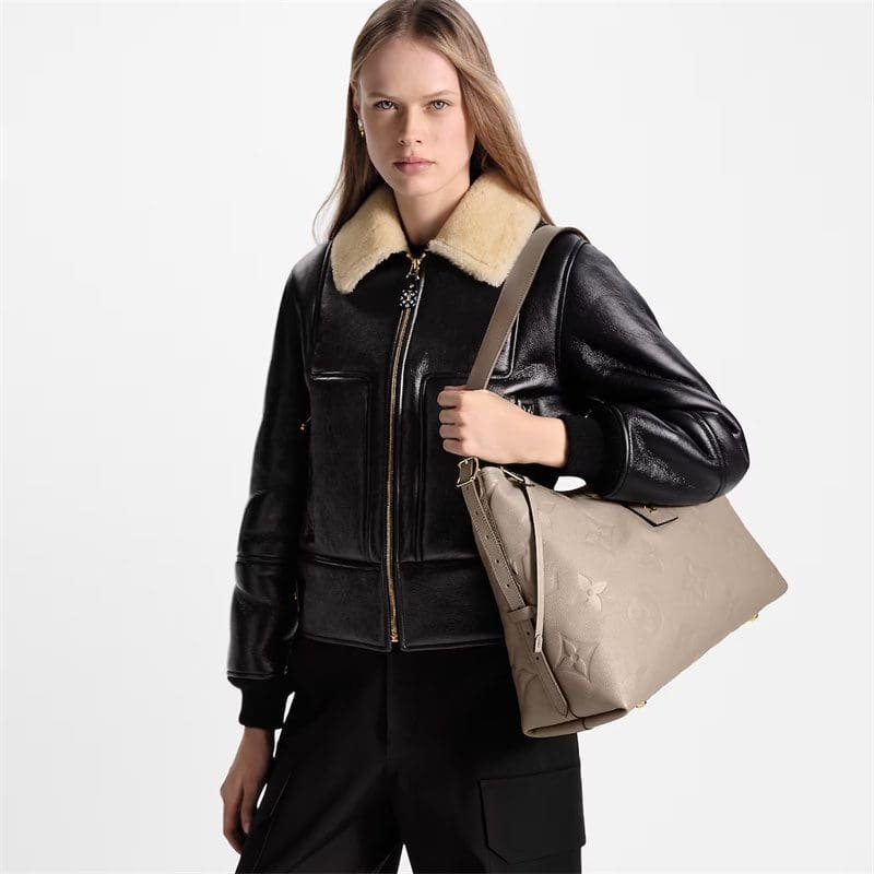 Louis Vuitton M46292 CarryAll MM