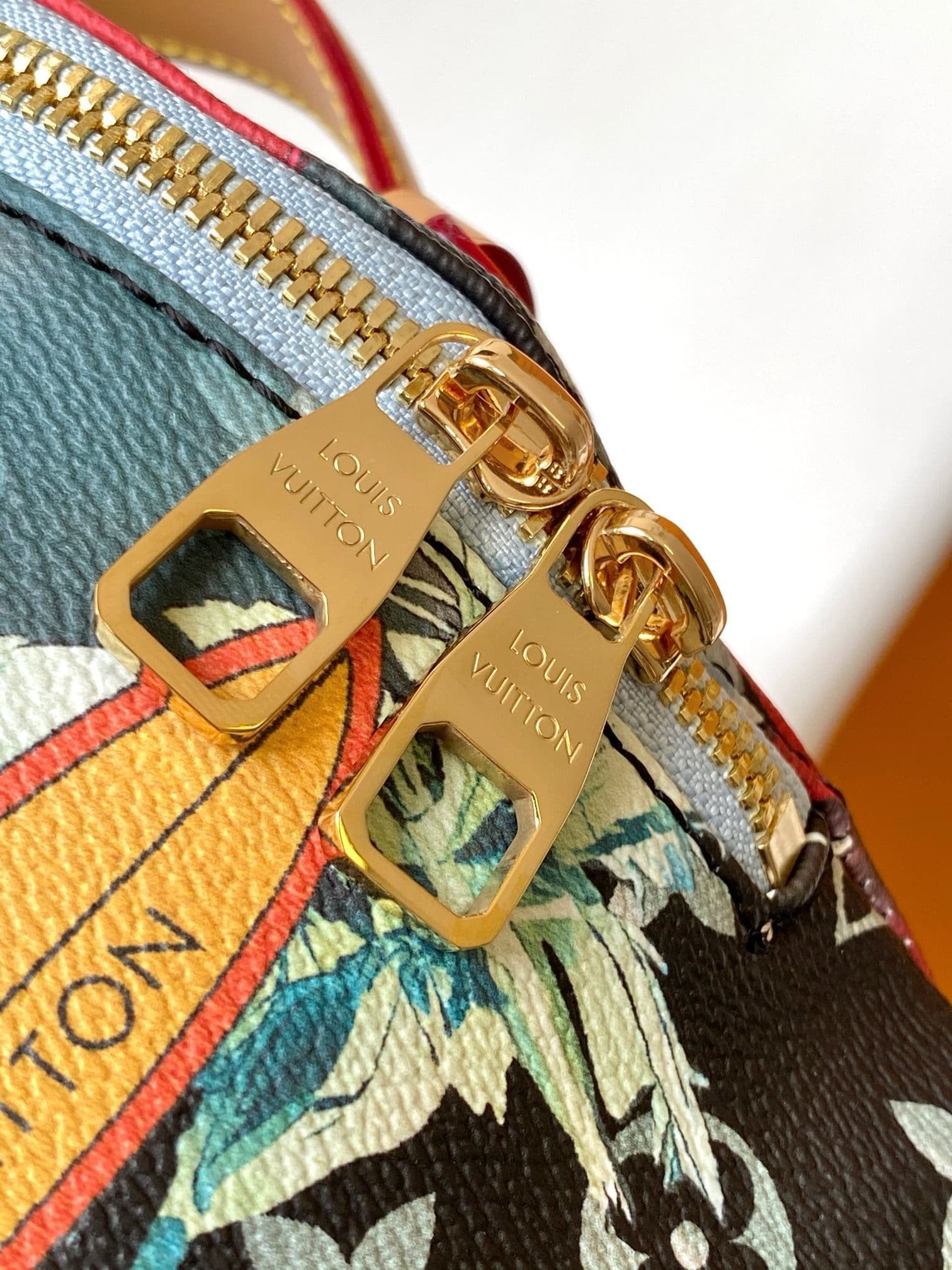Louis Vuitton M24992 Rush Bumbag