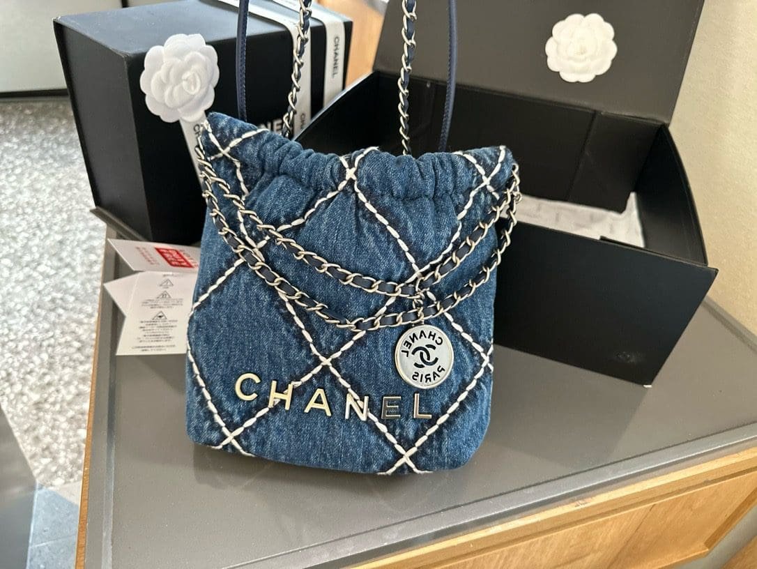CHANEL 22 mini handbag