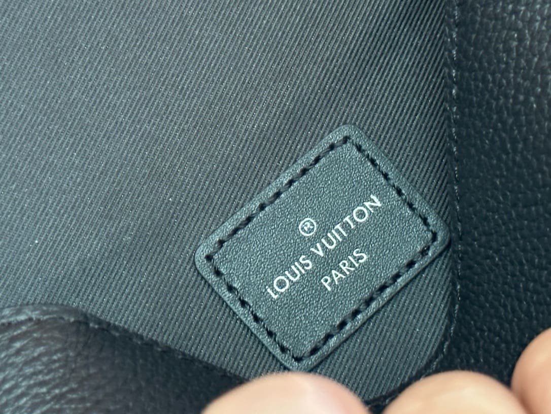 Louis Vuitton M82085 Fastline Wearable Wallet