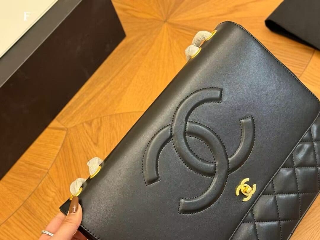 CHANEL 1992 shoulder bag with flap top