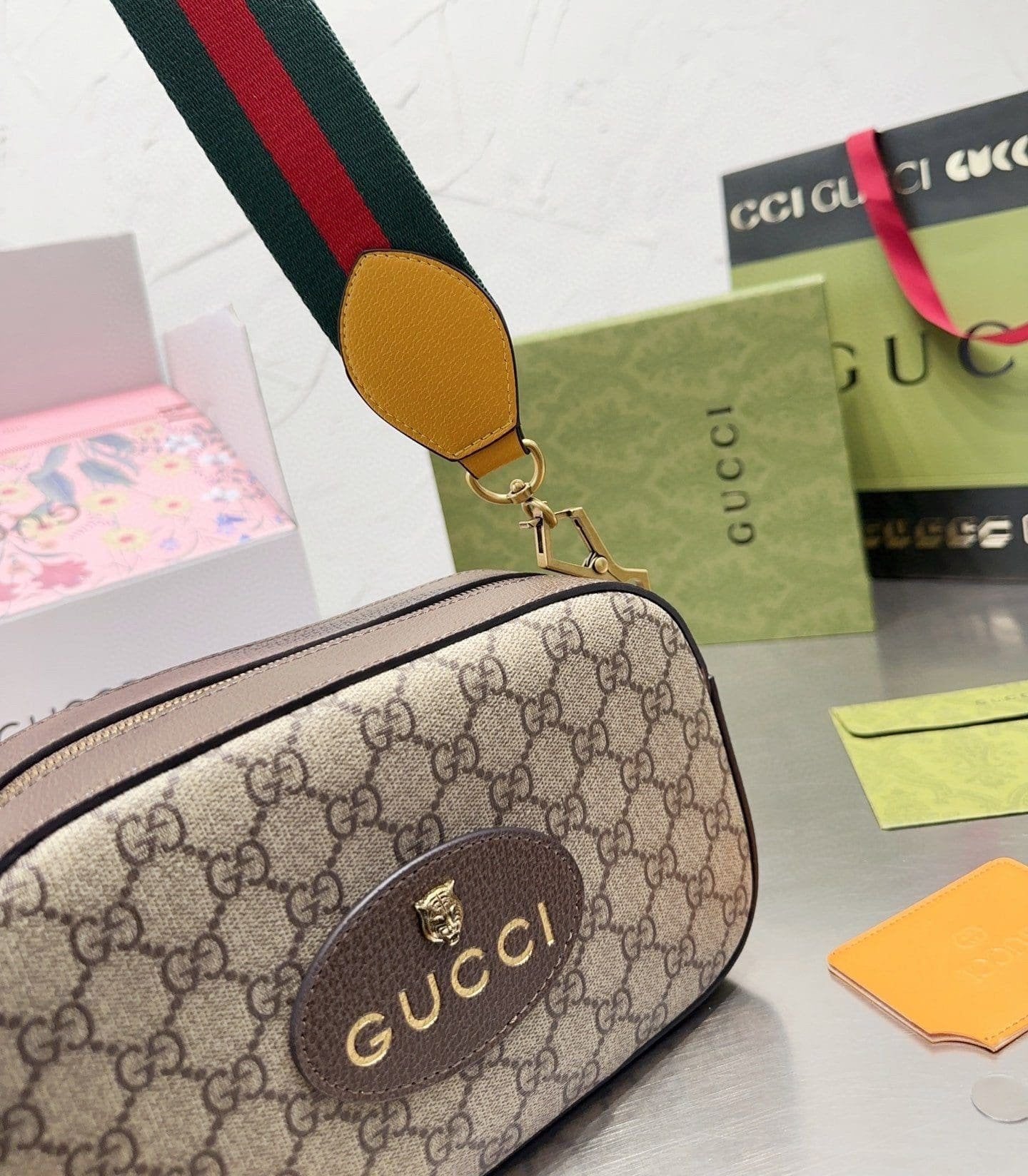 GUCCI NEO VINTAGE GG SUPREME MESSENGER BAG