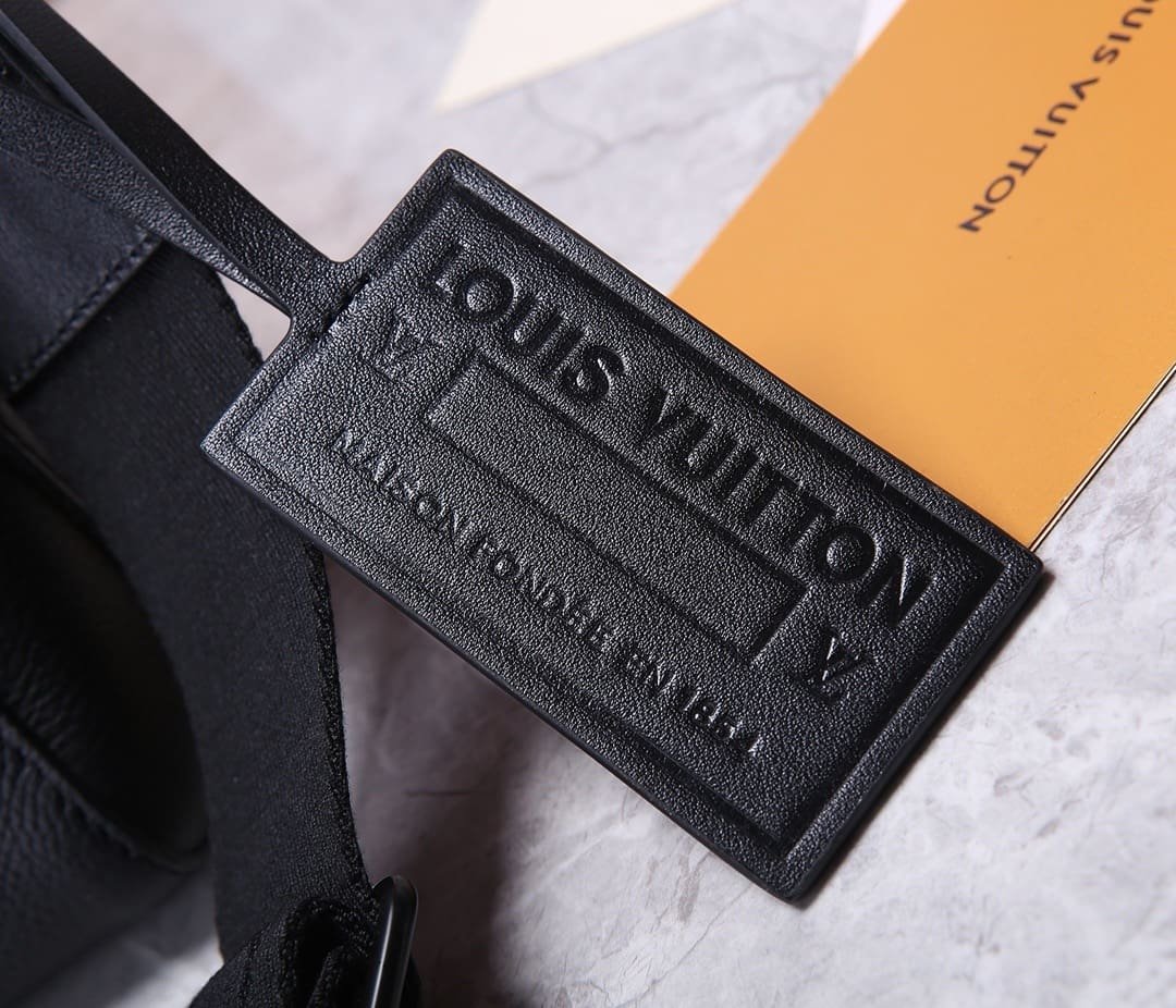 Louis Vuitton M57080 TAKEOFF Messenger Bag