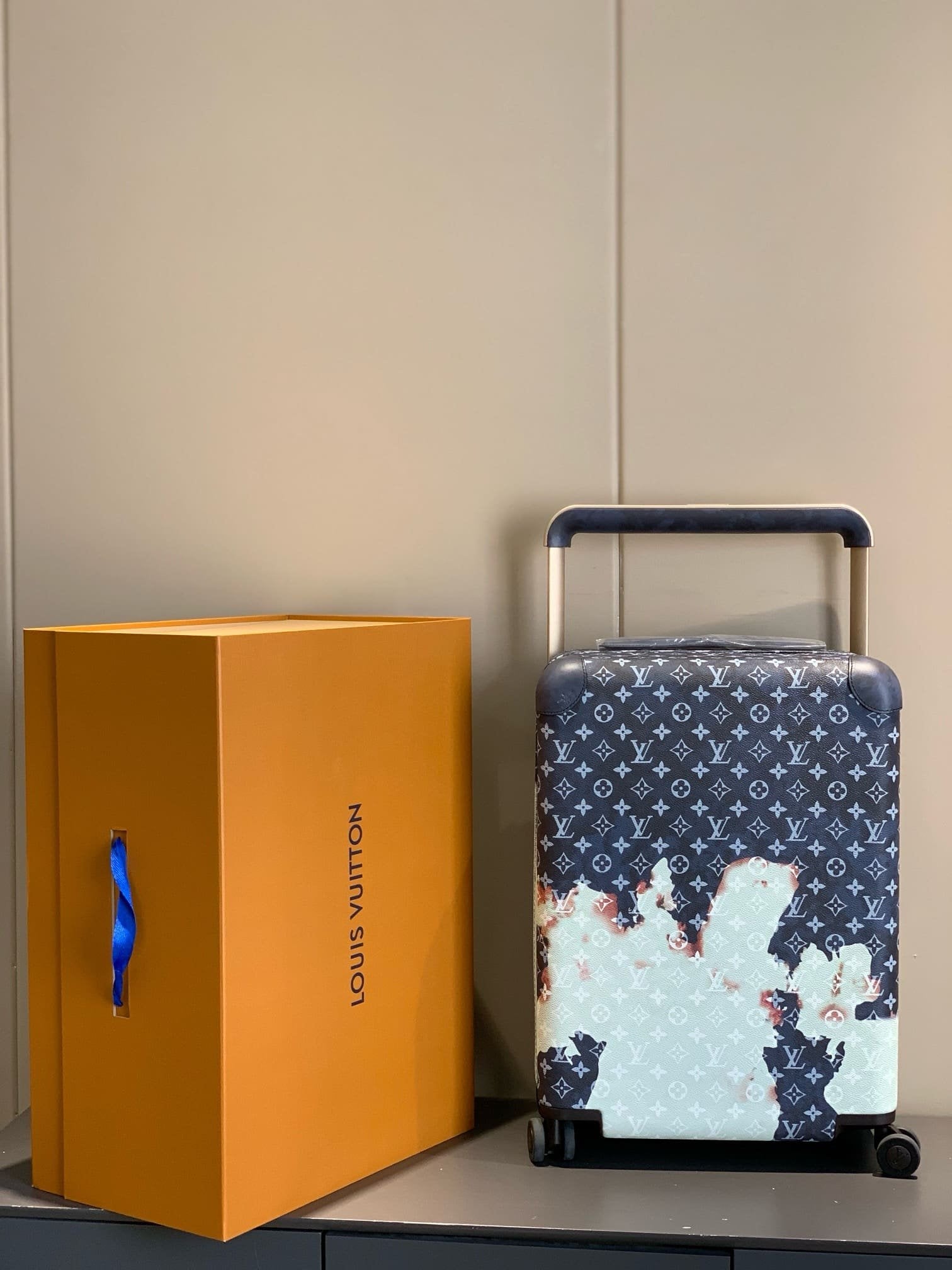 Louis Vuitton M10289 Horizon 55