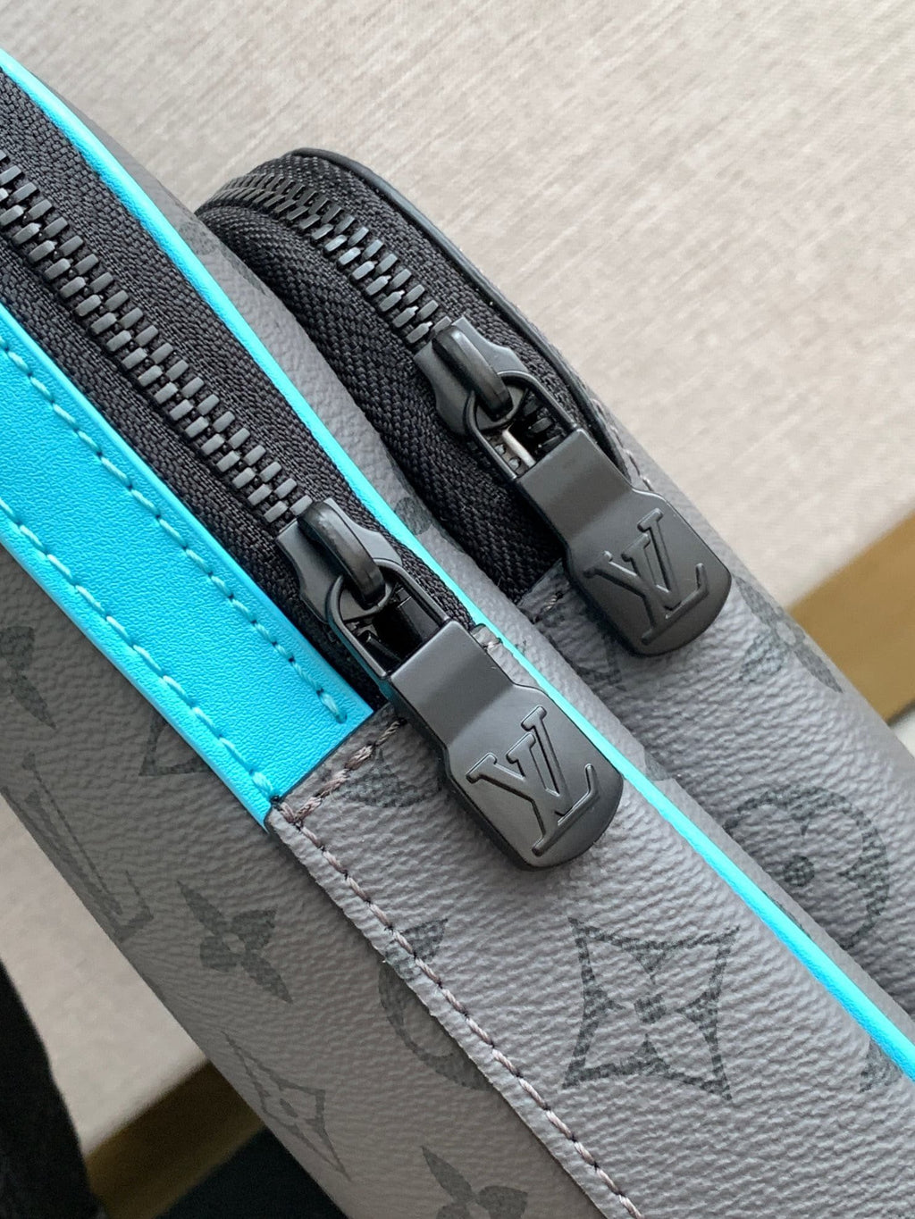 Louis Vuitton M11703 Avenue Slingbag PM
