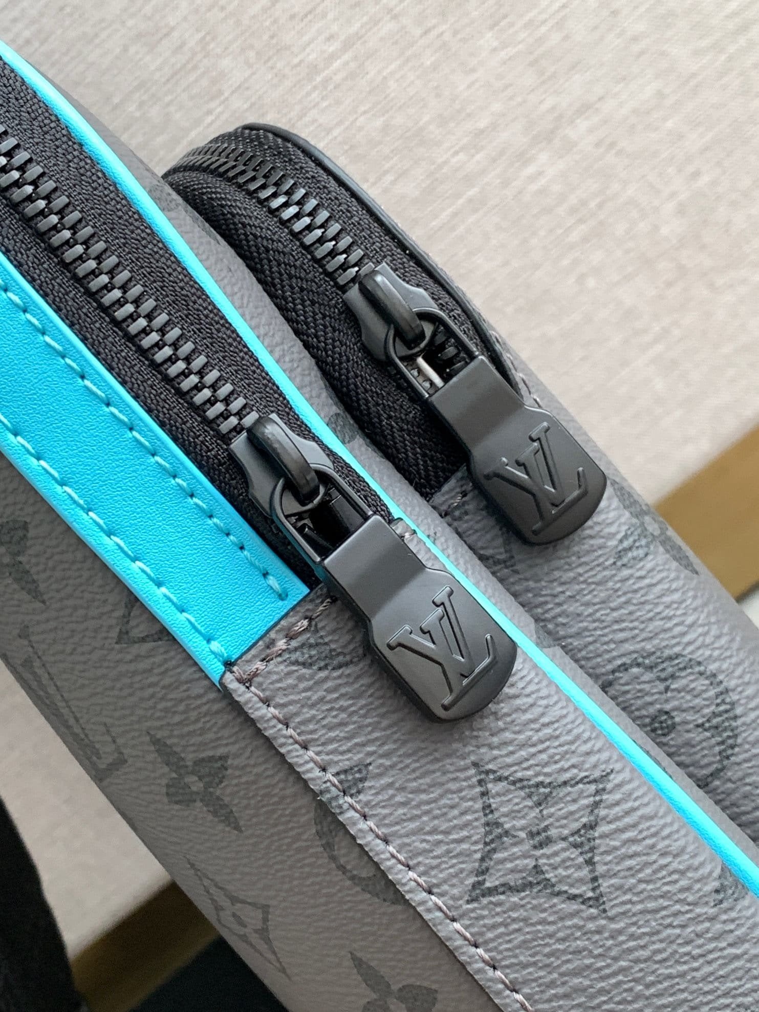 Louis Vuitton M11703 Avenue Slingbag PM