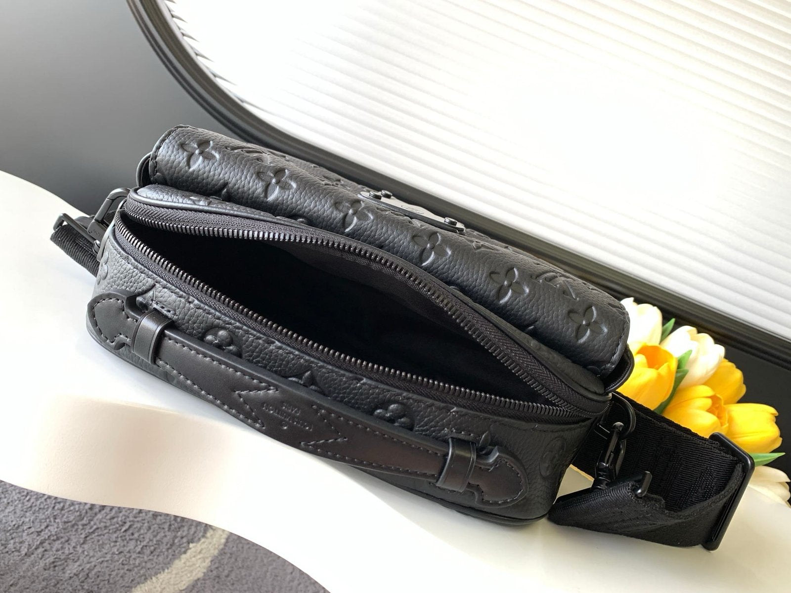 Louis Vuitton M58489 S Lock Messenger