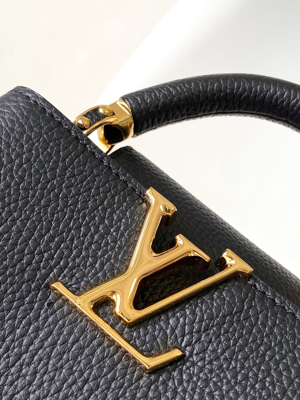 Louis Vuitton M23943 Capucines Mini