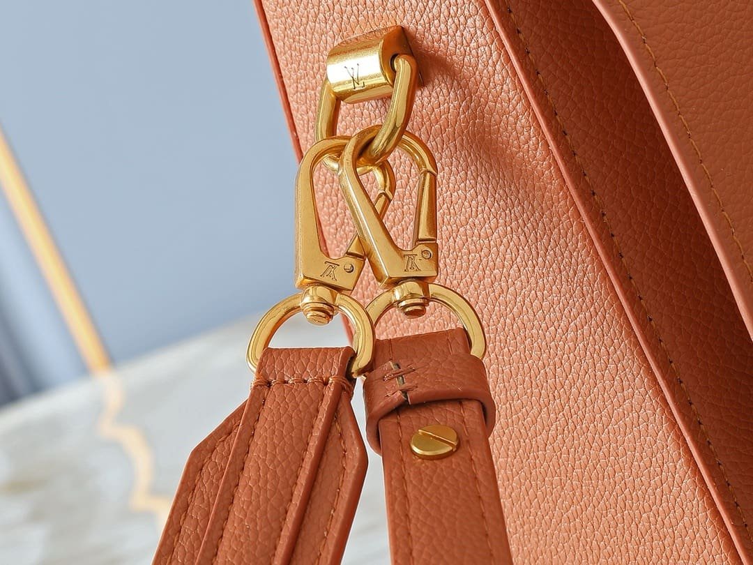 Louis Vuitton M24640 Soft Twist