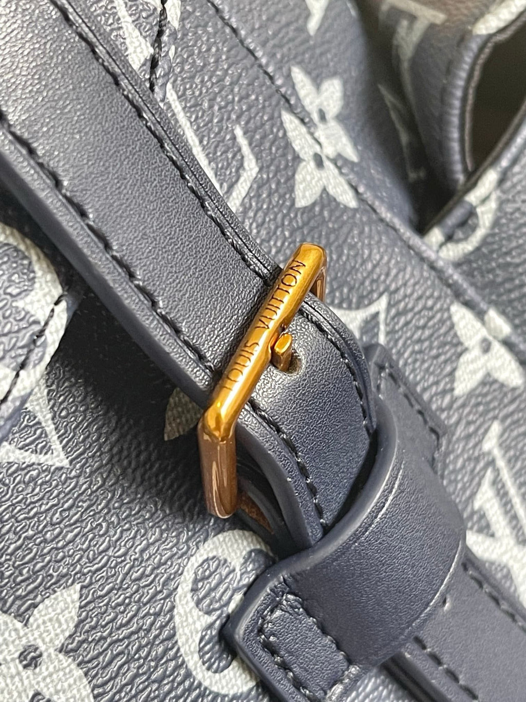 Louis Vuitton M46805 Christopher MM