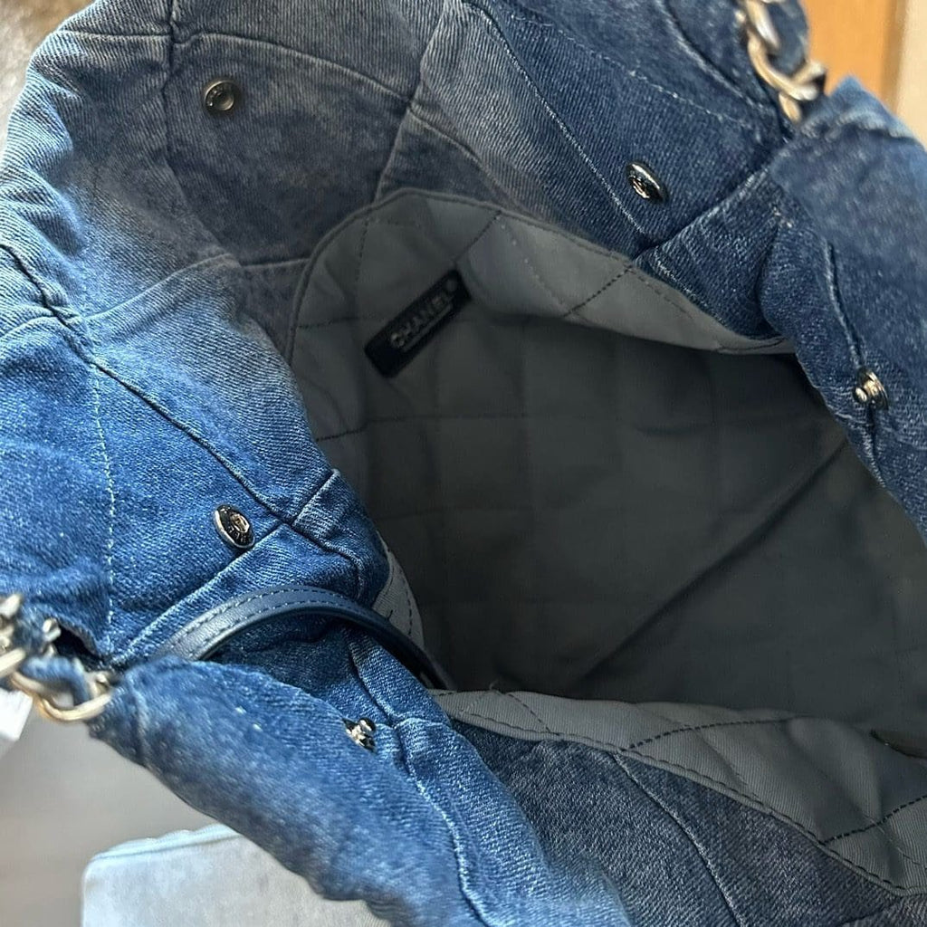 CHANEL 22 in denim small