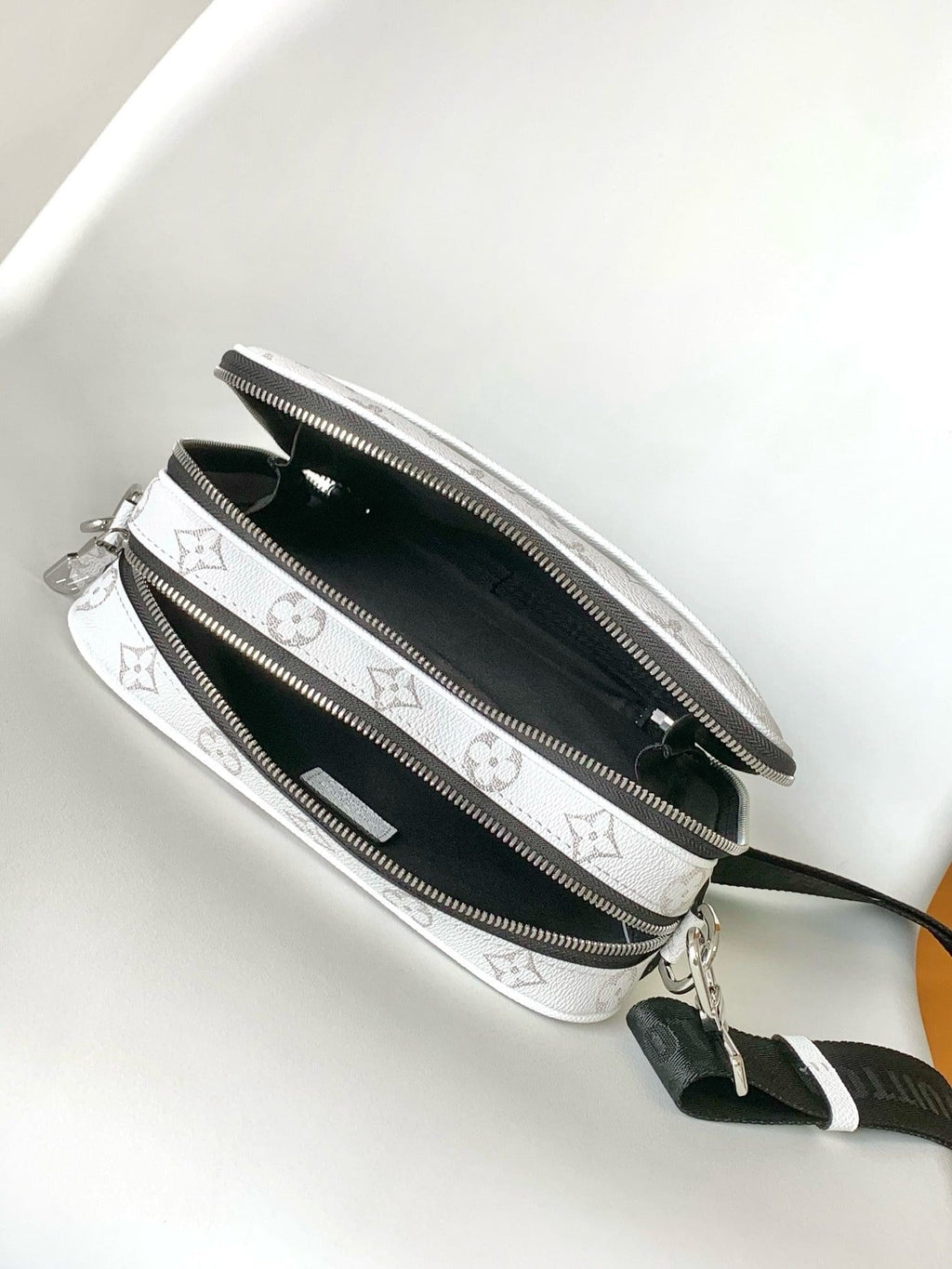 Louis Vuitton M31069 Alpha Messenger