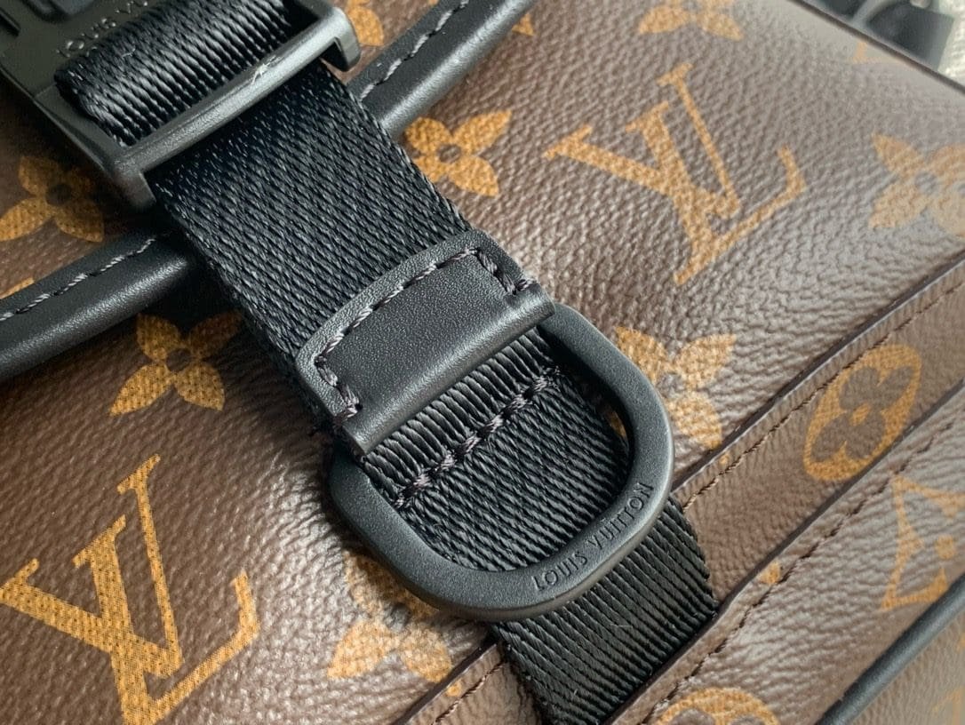 Louis Vuitton M46973 Quest Messenger