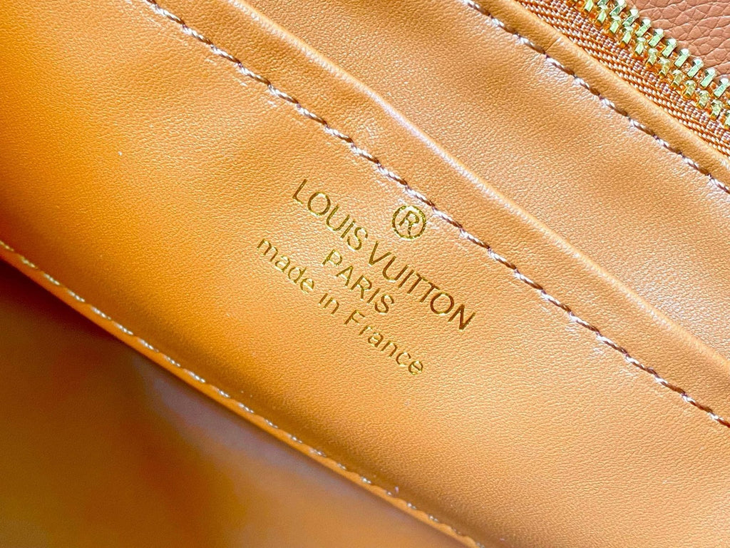 Louis Vuitton M24620 Large CAPUCINES SOUPLE BAG