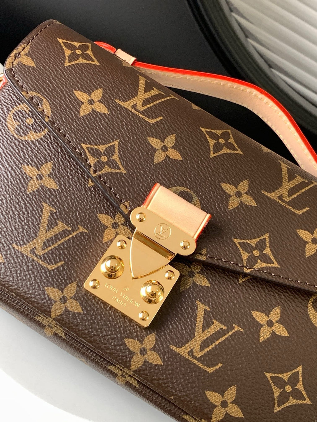 Louis Vuitton M46279 Pochette Métis East West