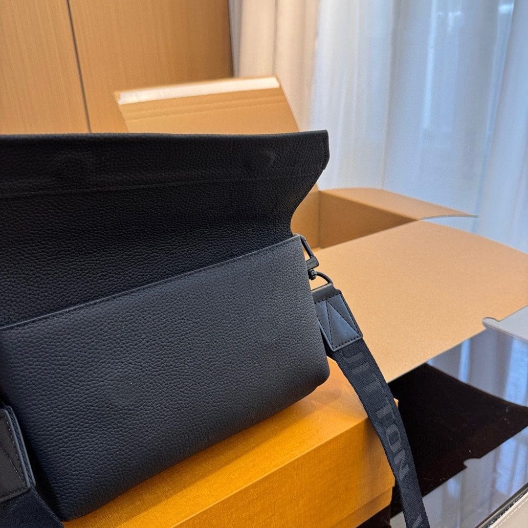 Louis Vuitton M22482 Fastline Messenger