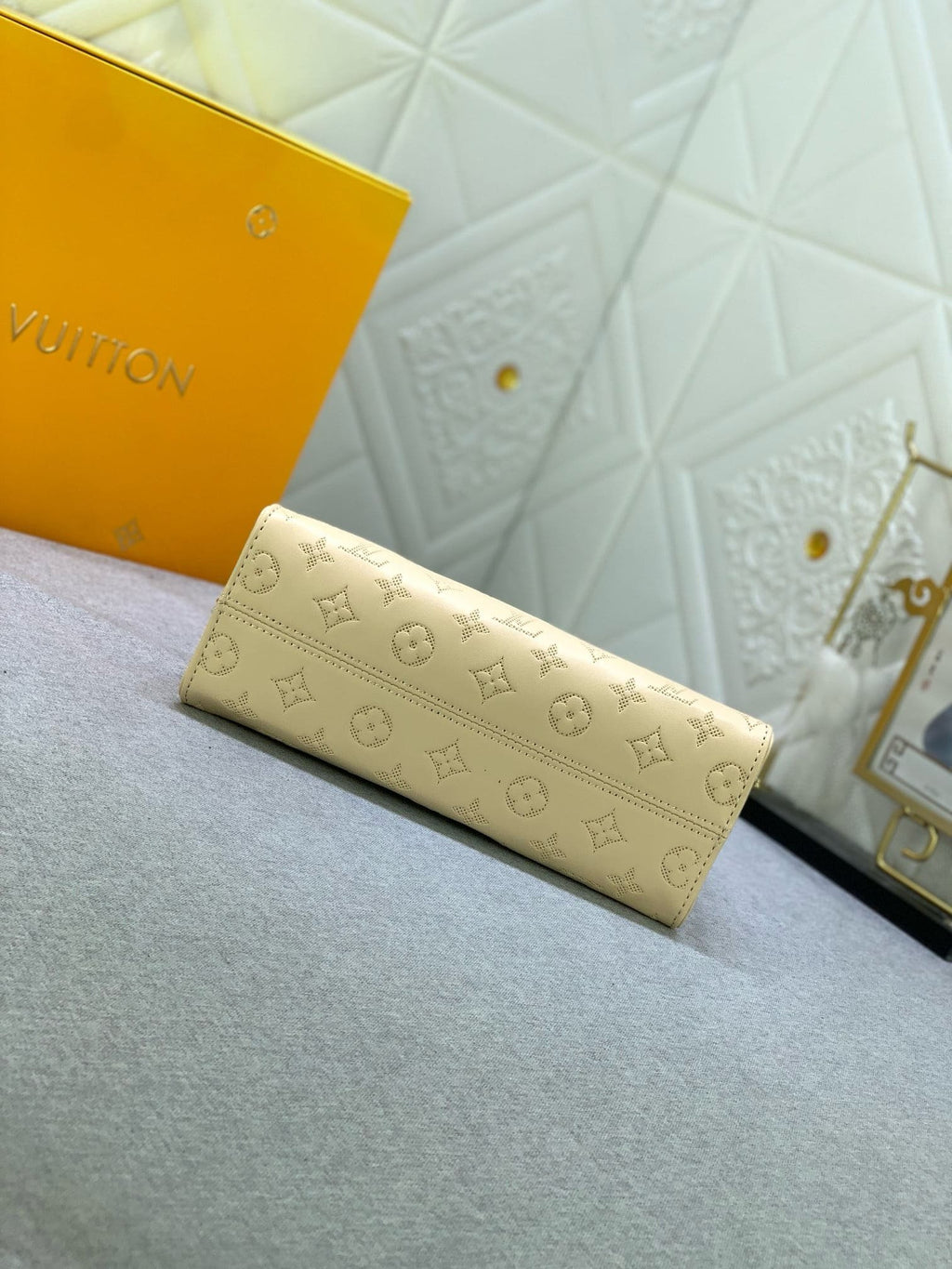 Louis Vuitton M11273 OnTheGo East West