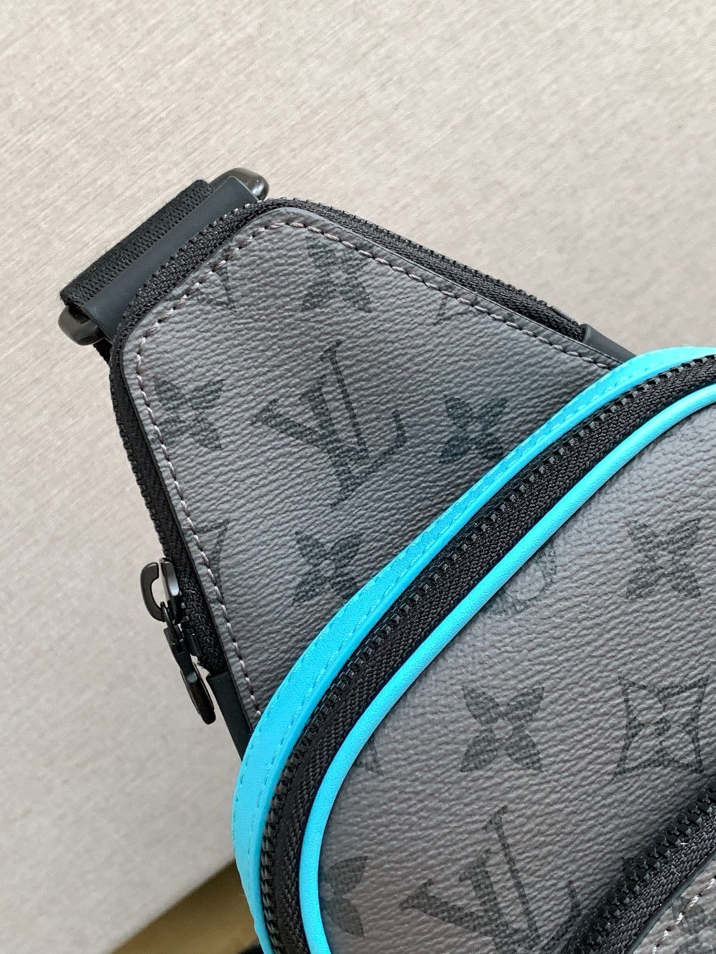 Louis Vuitton M11703 Avenue Slingbag PM