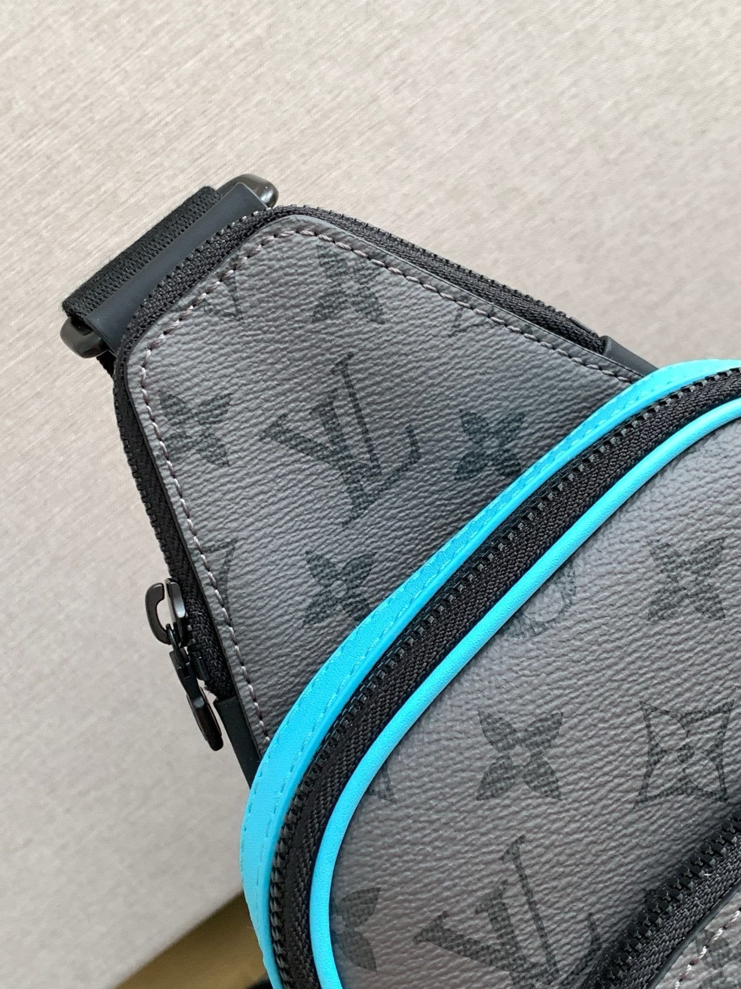 Louis Vuitton M11703 Avenue Slingbag PM