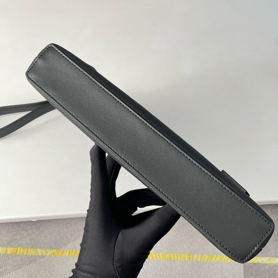 Louis Vuitton M69837 TAKEOFF Clutch