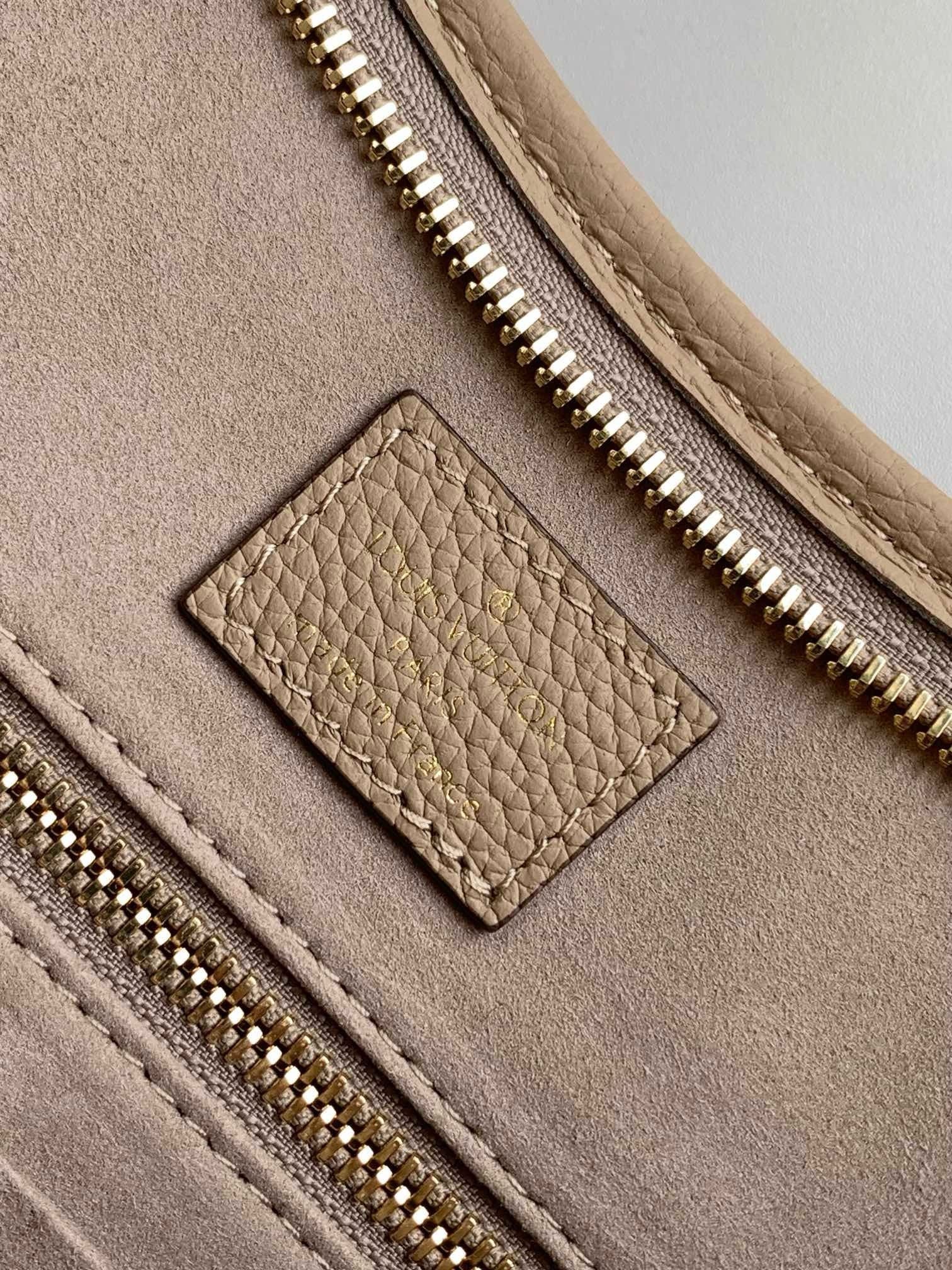 Louis Vuitton M46292 CarryAll MM