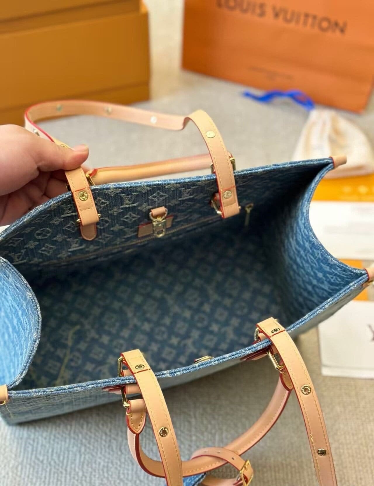 Louis Vuitton OnTheGo MM M46871