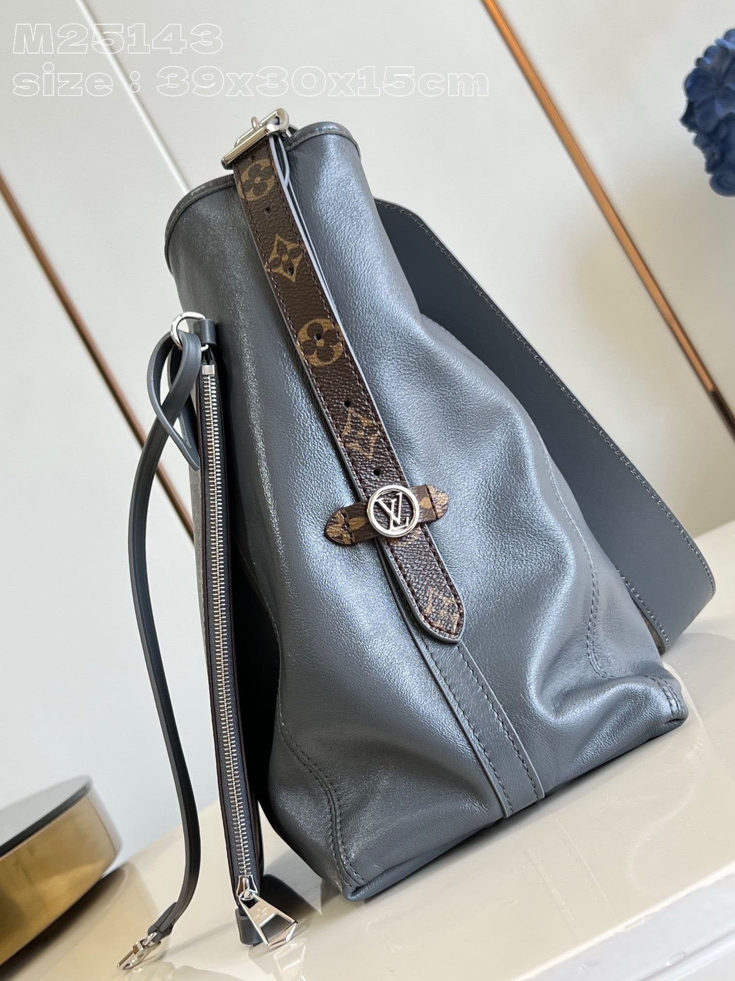 Louis Vuitton M12583 CarryAll Dark MM