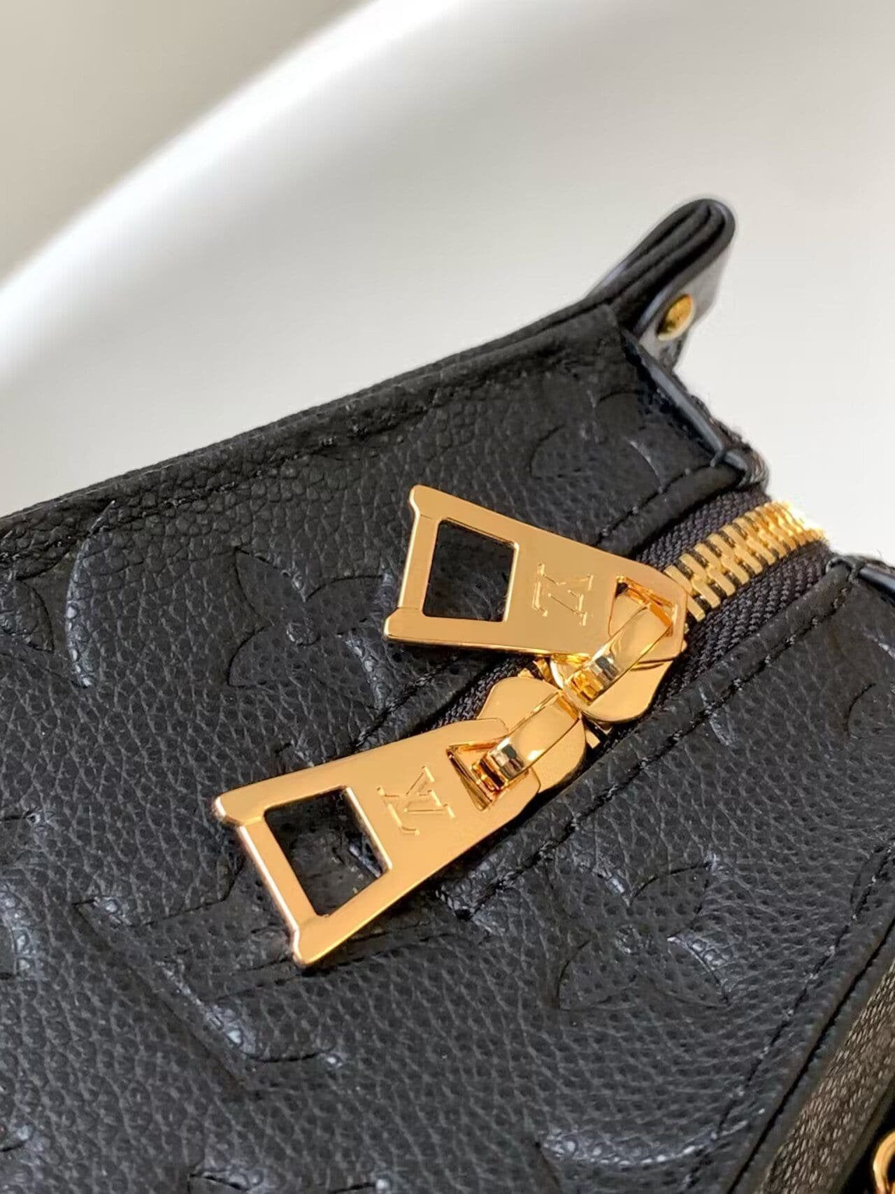 Louis Vuitton OnTheGo East West M23640