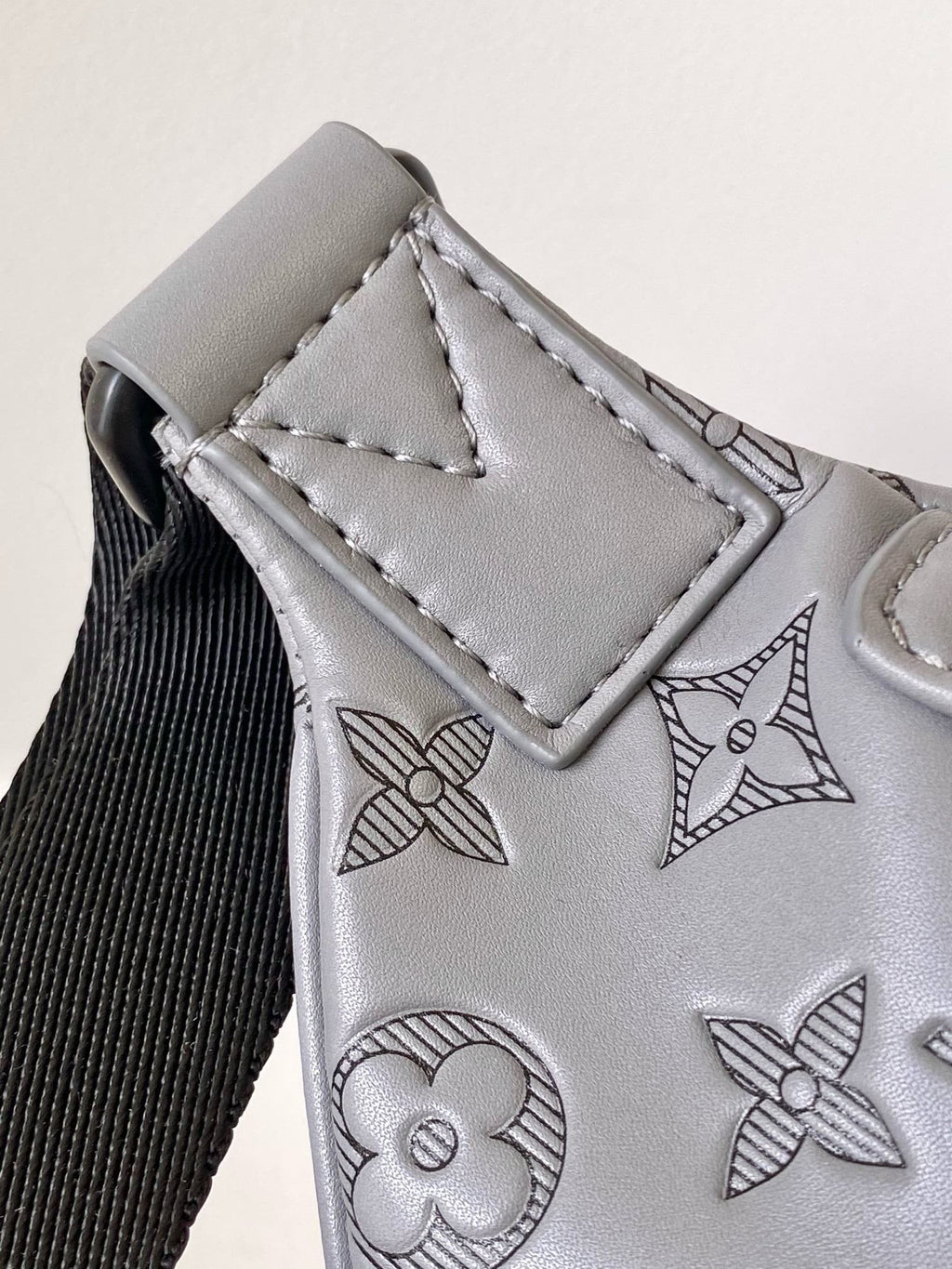 Louis Vuitton M46108 Discovery Bumbag