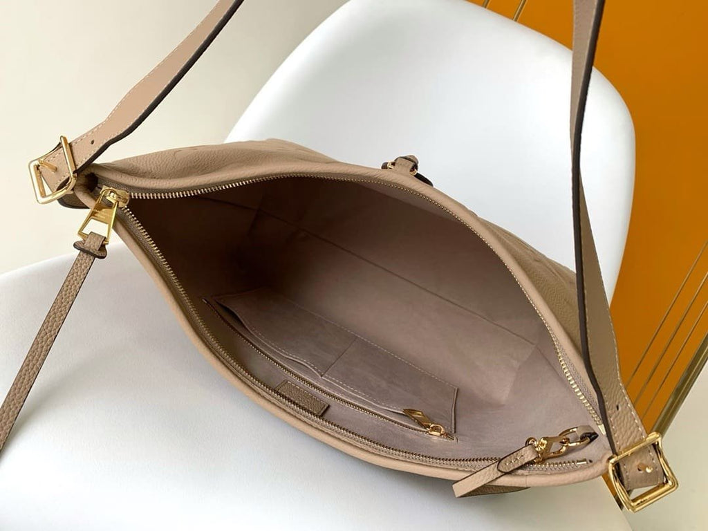 Louis Vuitton M46292 CarryAll MM
